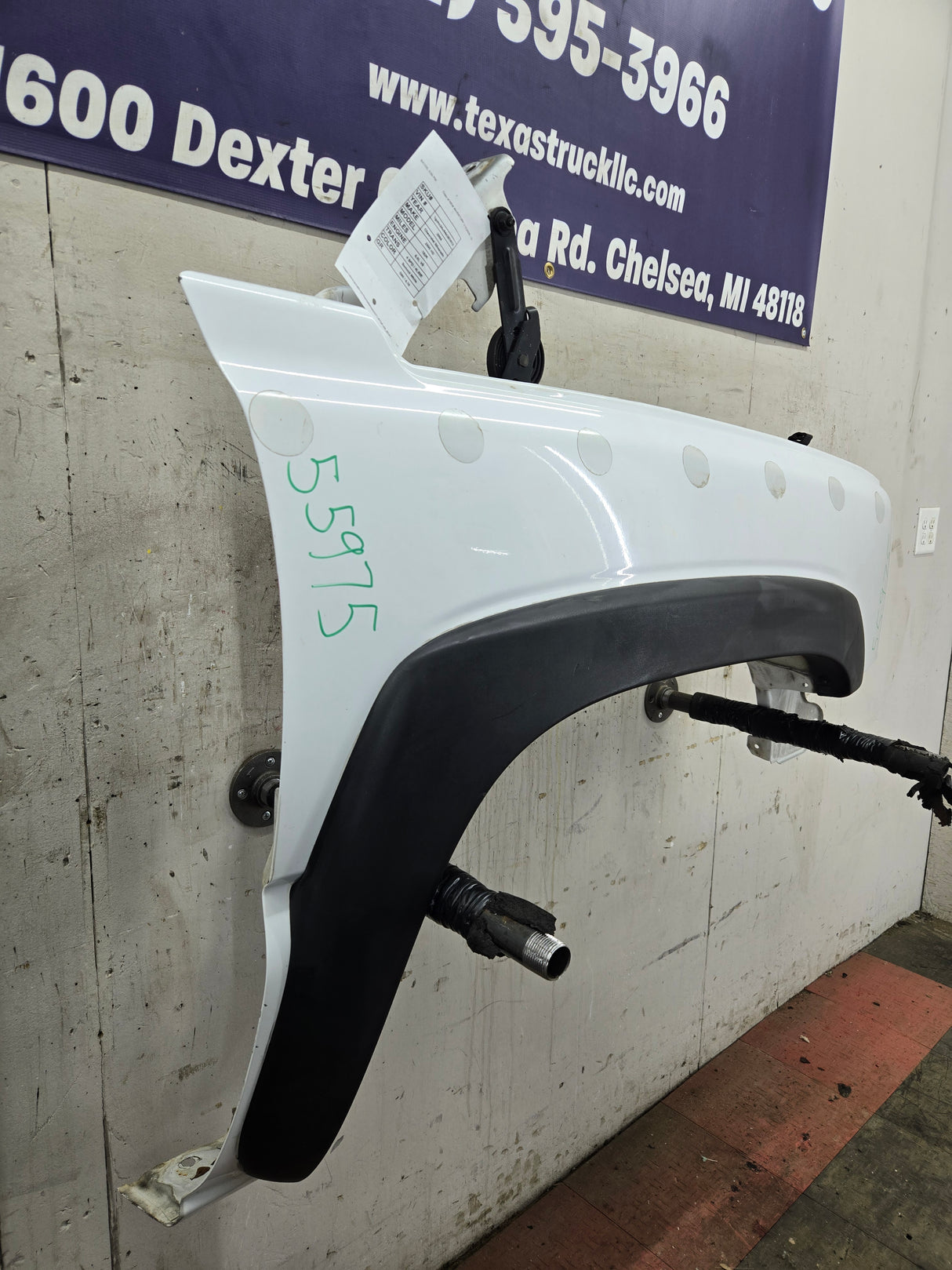 2003-2007 Chevrolet Silverado / Tahoe / Suburban 1500 2500 3500 HD RH Passenger Side "Cateye" Front Fender - Summit White