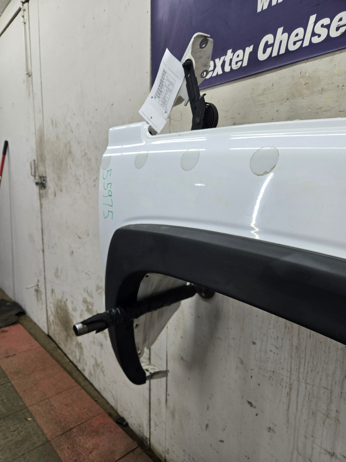 2003-2007 Chevrolet Silverado / Tahoe / Suburban 1500 2500 3500 HD RH Passenger Side "Cateye" Front Fender - Summit White