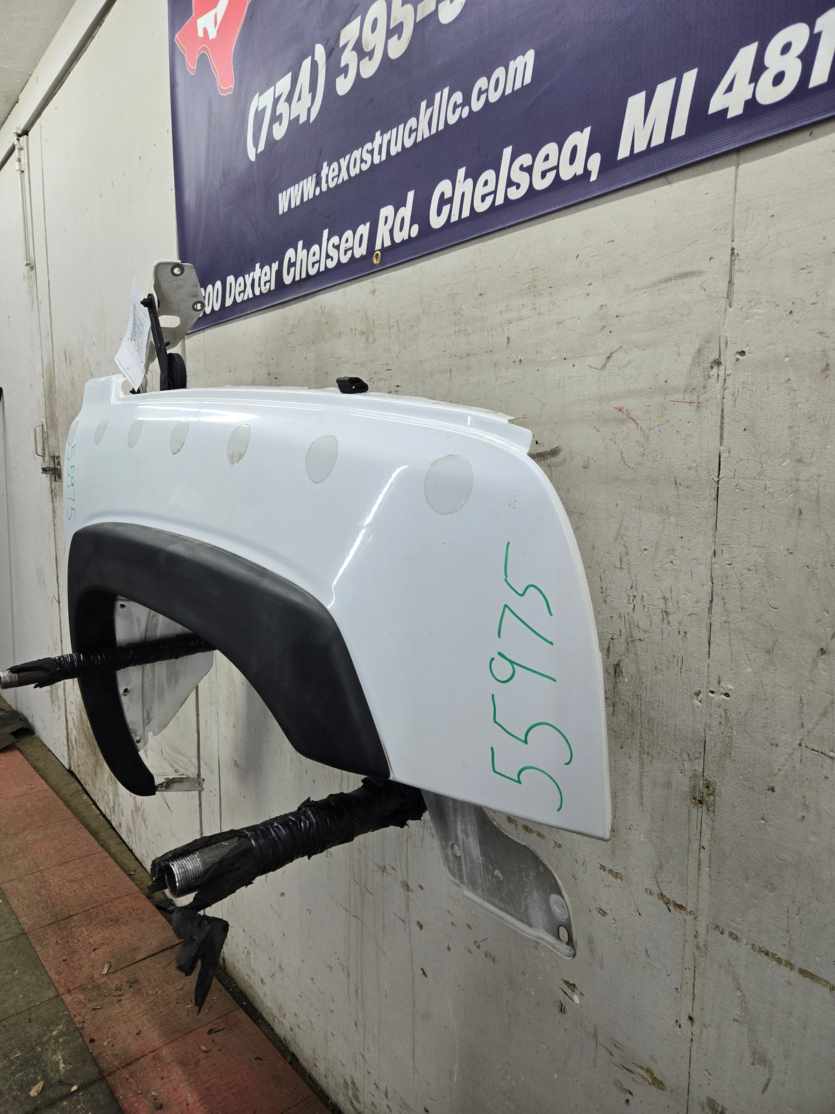 2003-2007 Chevrolet Silverado / Tahoe / Suburban 1500 2500 3500 HD RH Passenger Side "Cateye" Front Fender - Summit White