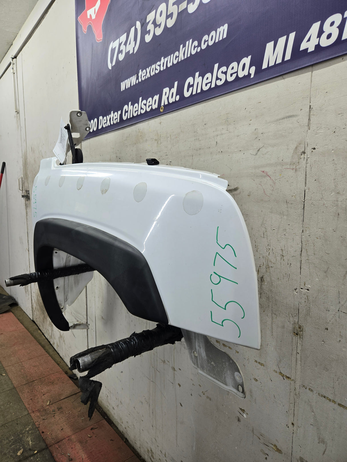 2003-2007 Chevrolet Silverado / Tahoe / Suburban 1500 2500 3500 HD RH Passenger Side "Cateye" Front Fender - Summit White