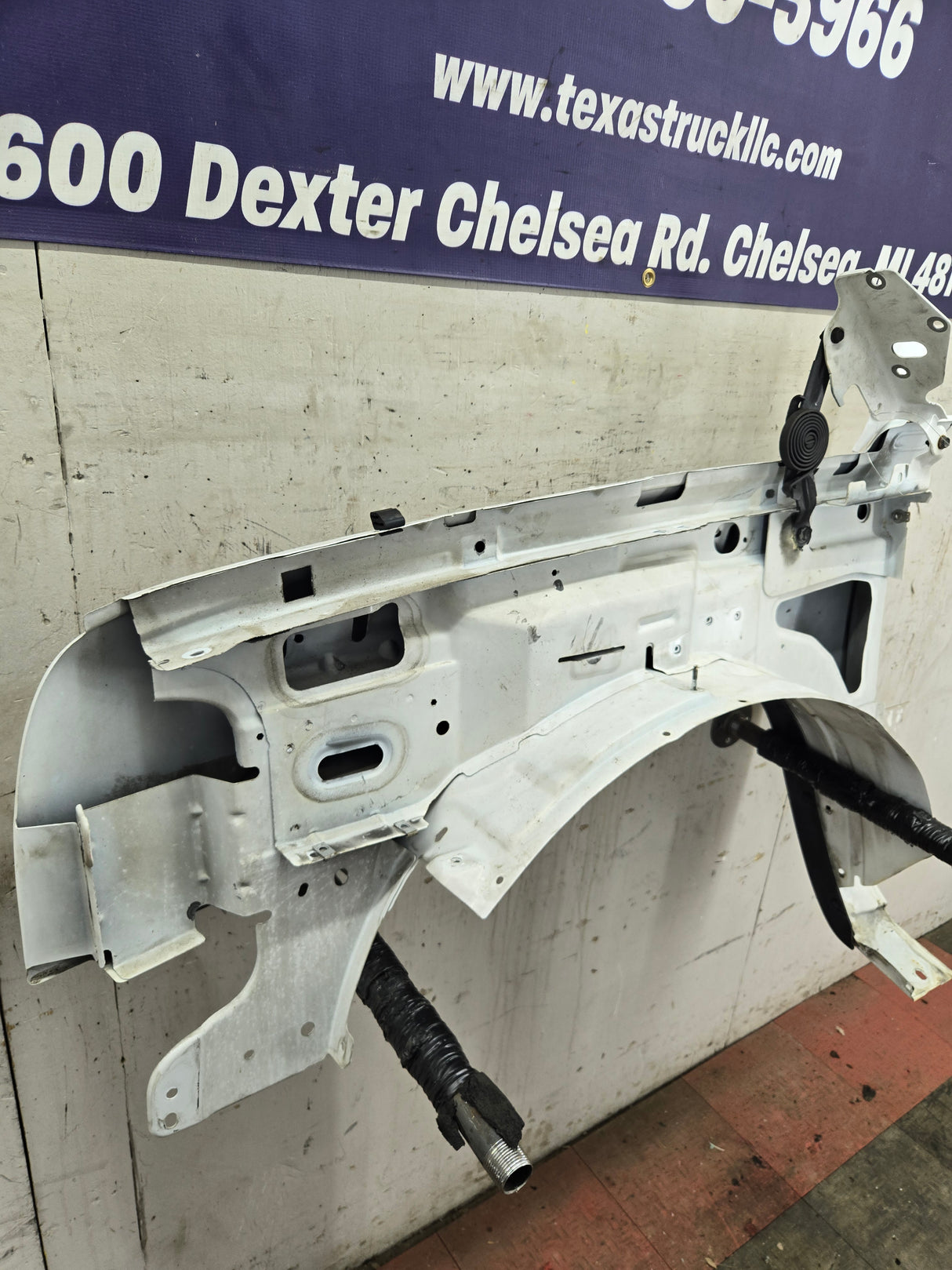 2003-2007 Chevrolet Silverado / Tahoe / Suburban 1500 2500 3500 HD RH Passenger Side "Cateye" Front Fender - Summit White