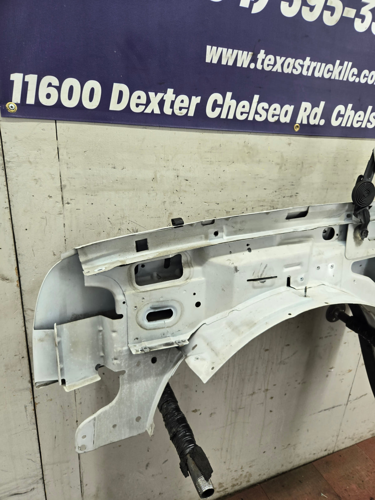 2003-2007 Chevrolet Silverado / Tahoe / Suburban 1500 2500 3500 HD RH Passenger Side "Cateye" Front Fender - Summit White