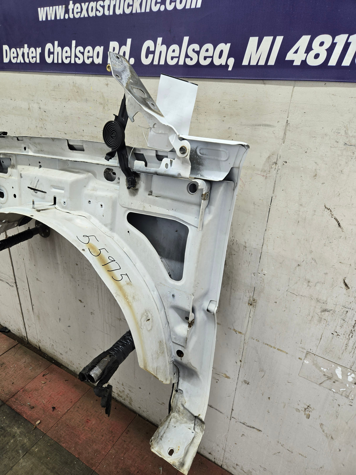 2003-2007 Chevrolet Silverado / Tahoe / Suburban 1500 2500 3500 HD RH Passenger Side "Cateye" Front Fender - Summit White