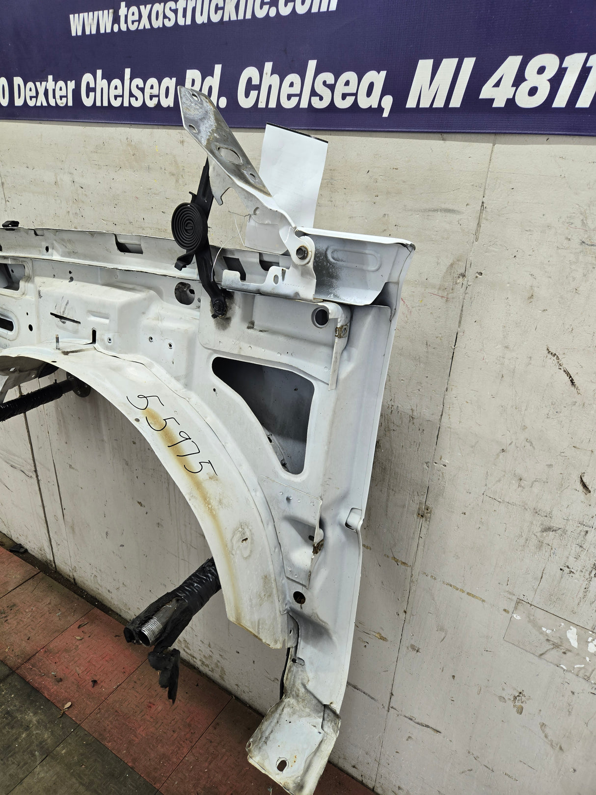 2003-2007 Chevrolet Silverado / Tahoe / Suburban 1500 2500 3500 HD RH Passenger Side "Cateye" Front Fender - Summit White