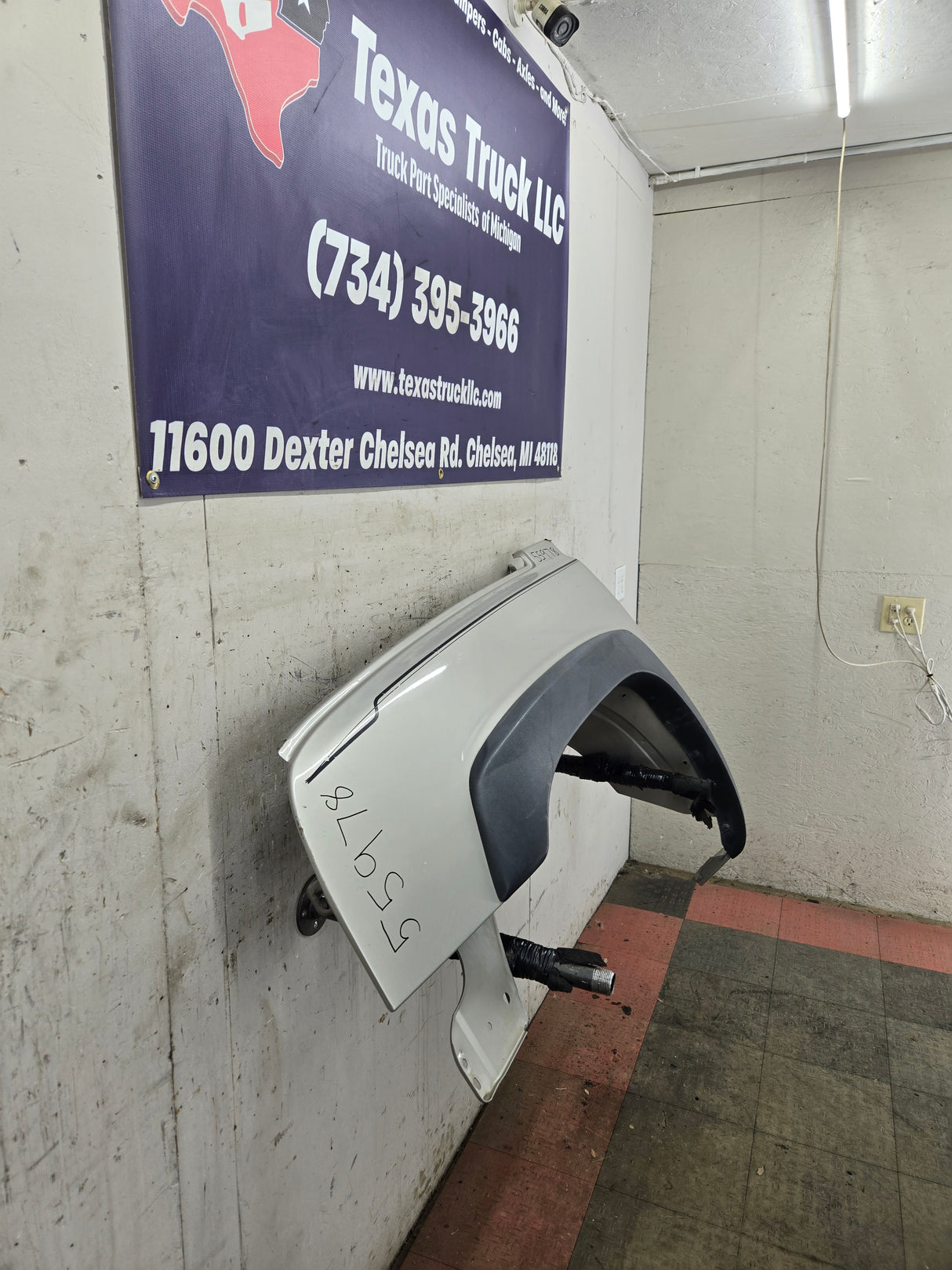 2003-2007 Chevrolet Silverado / Tahoe / Suburban 1500 2500 3500 HD LH Driver Side "Cateye" Front Fender - Pewter/Tan