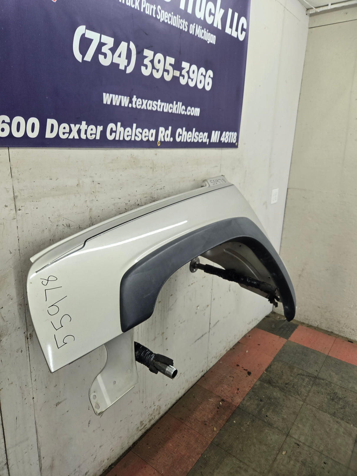 2003-2007 Chevrolet Silverado / Tahoe / Suburban 1500 2500 3500 HD LH Driver Side "Cateye" Front Fender - Pewter/Tan