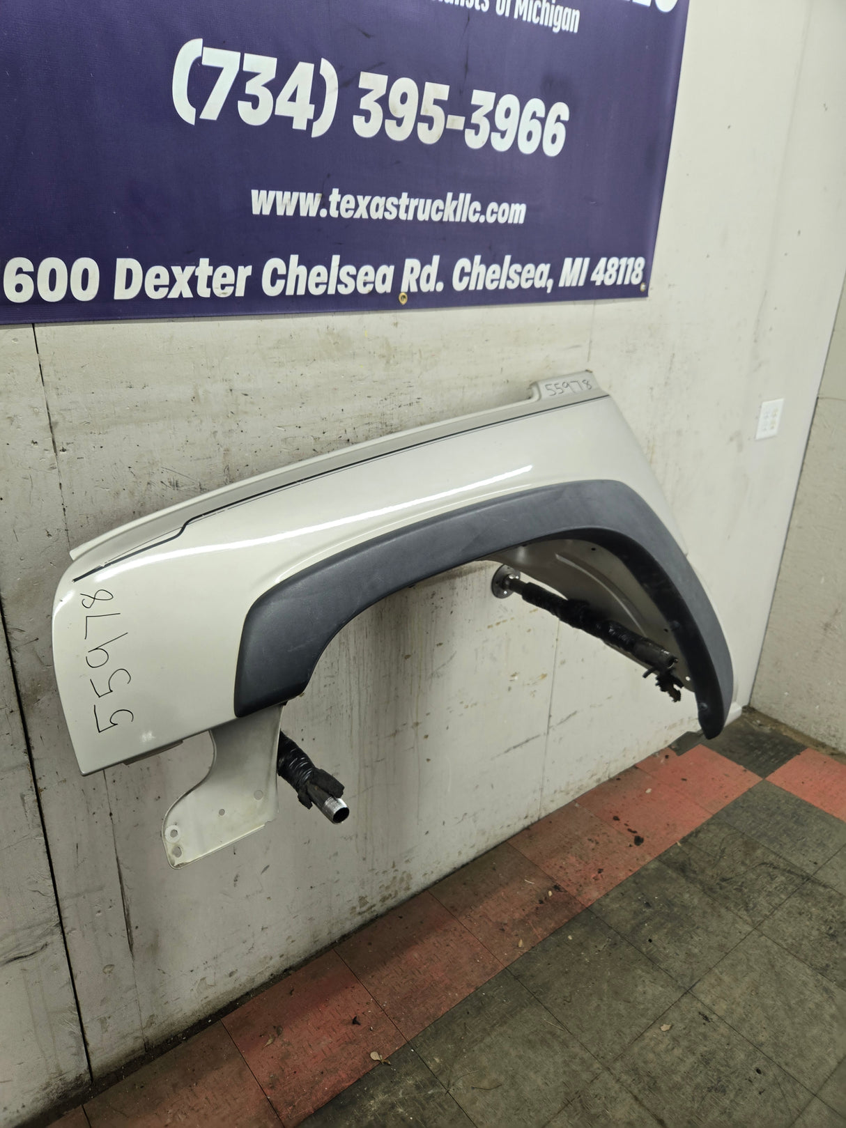 2003-2007 Chevrolet Silverado / Tahoe / Suburban 1500 2500 3500 HD LH Driver Side "Cateye" Front Fender - Pewter/Tan