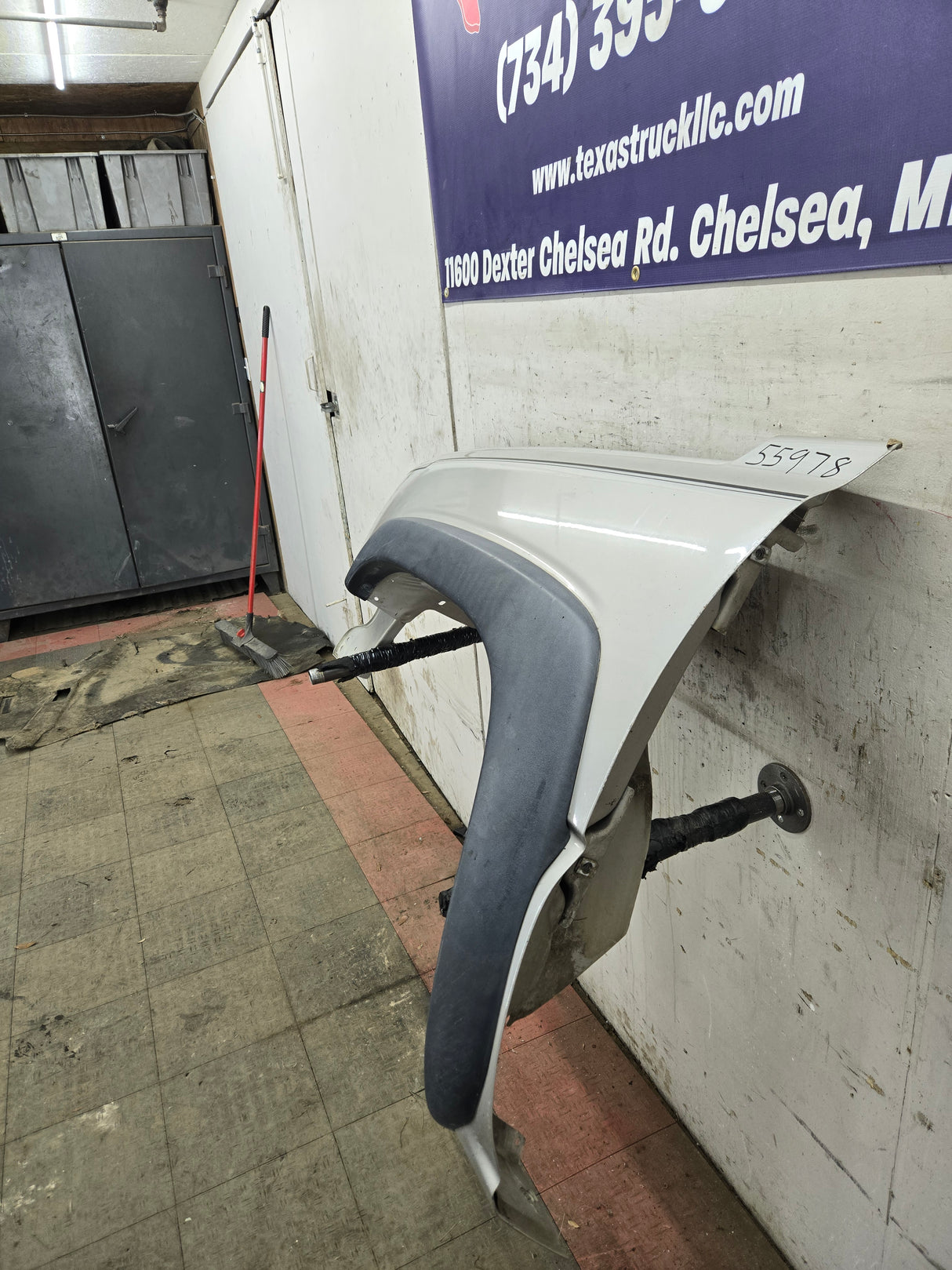 2003-2007 Chevrolet Silverado / Tahoe / Suburban 1500 2500 3500 HD LH Driver Side "Cateye" Front Fender - Pewter/Tan