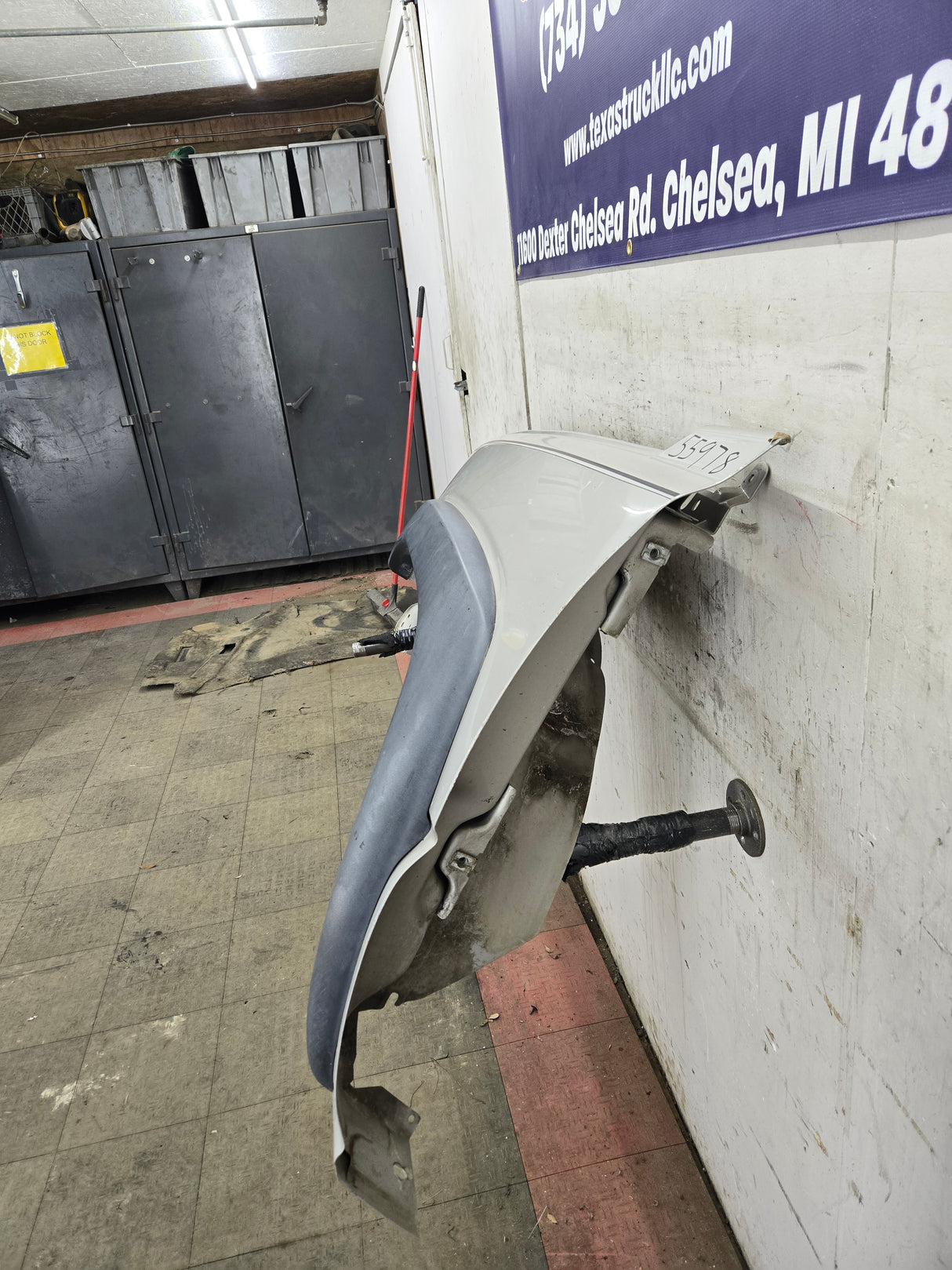 2003-2007 Chevrolet Silverado / Tahoe / Suburban 1500 2500 3500 HD LH Driver Side "Cateye" Front Fender - Pewter/Tan