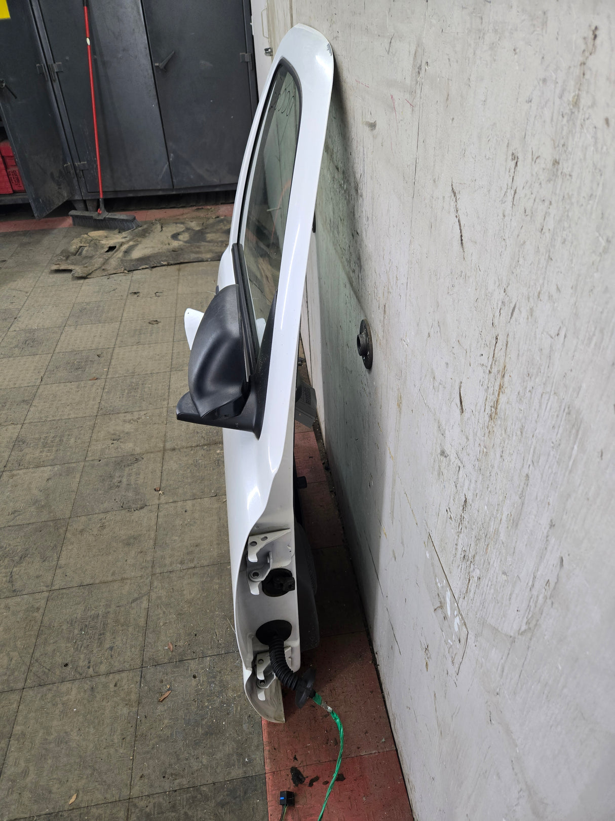 1999-2006 Chevrolet Silverado / GMC Sierra 1500 2500 3500 HD Front Passenger side Door RH - Summit White