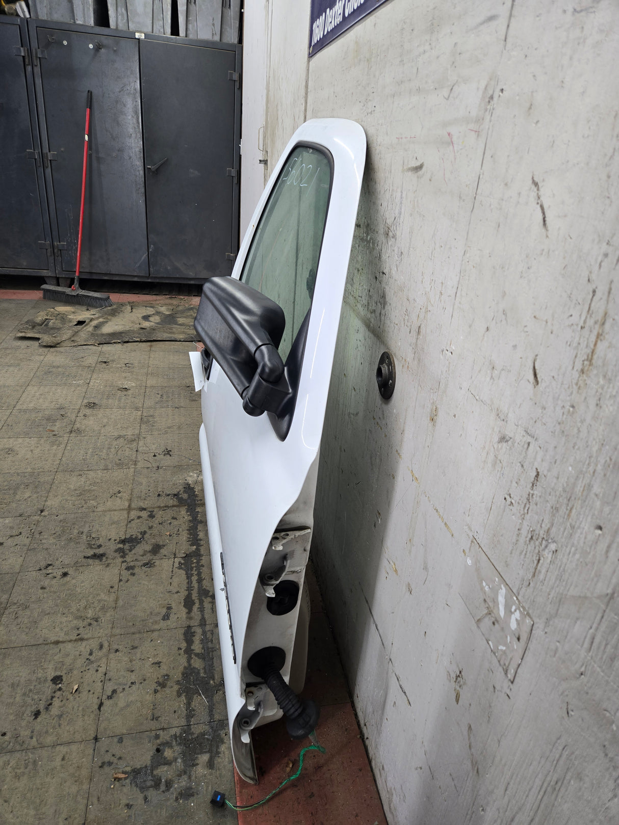 1999-2006 Chevrolet Silverado / GMC Sierra 1500 2500 3500 HD Front Passenger side Door RH