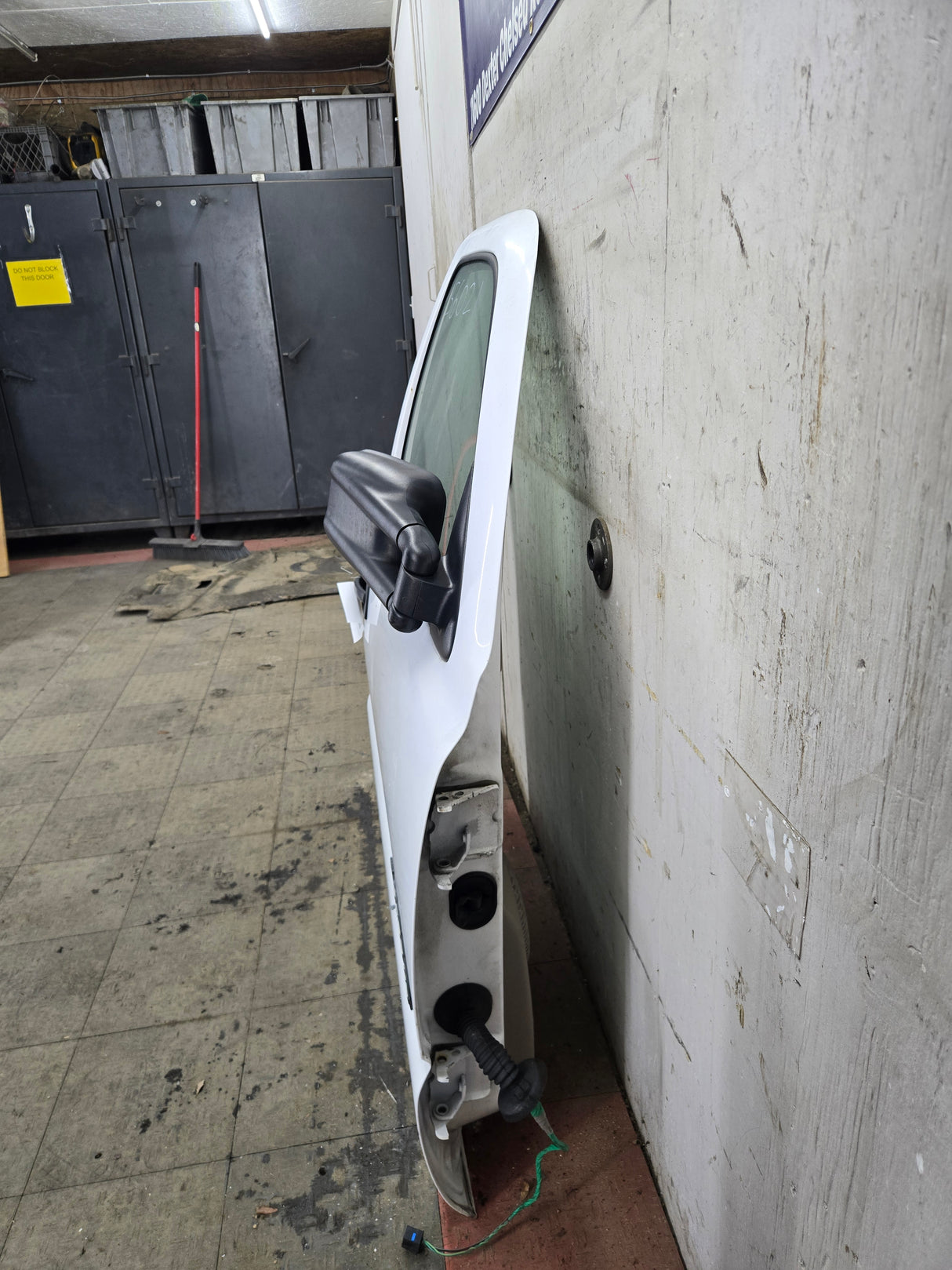 1999-2006 Chevrolet Silverado / GMC Sierra 1500 2500 3500 HD Front Passenger side Door RH