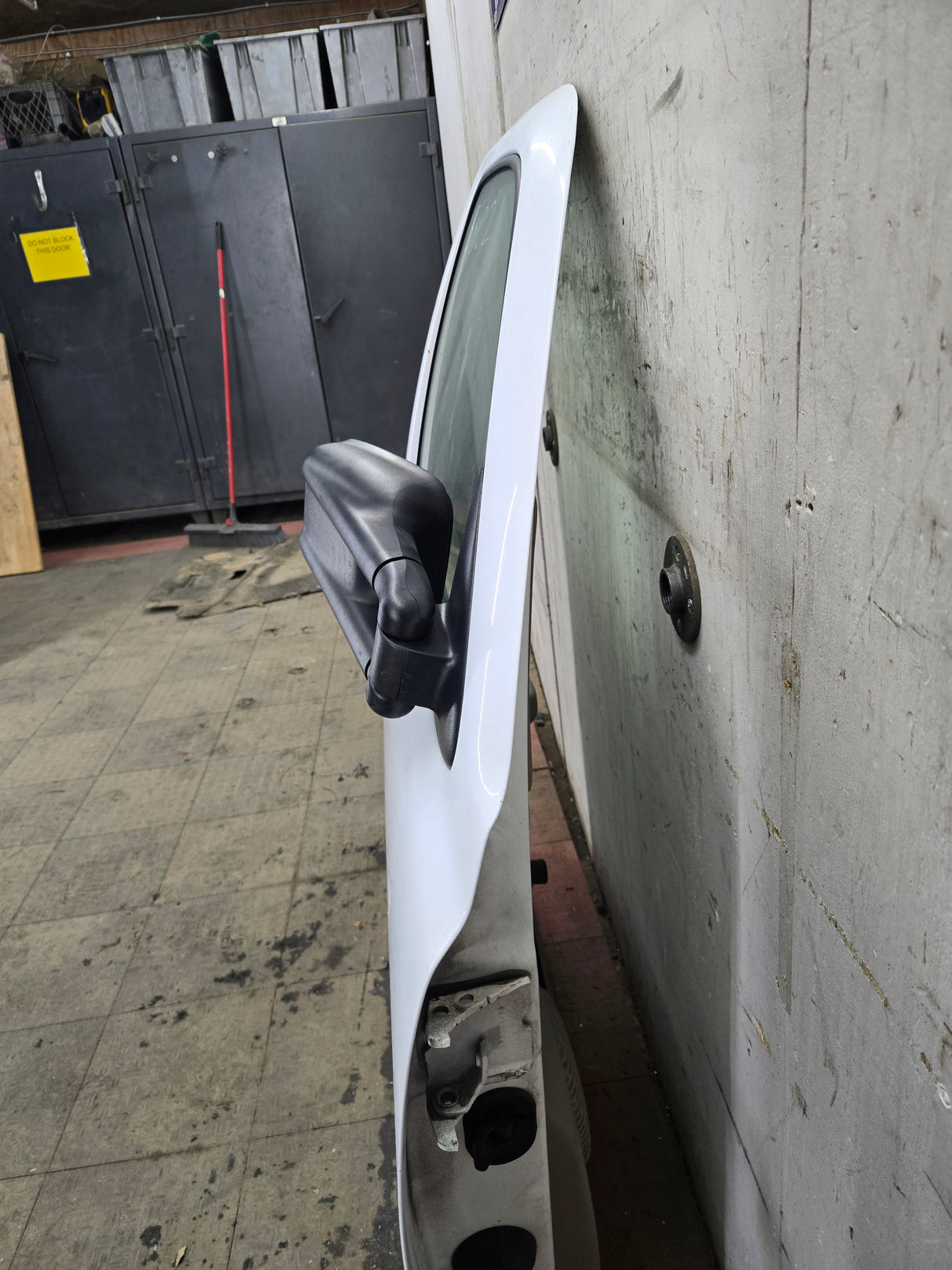 1999-2006 Chevrolet Silverado / GMC Sierra 1500 2500 3500 HD Front Passenger side Door RH