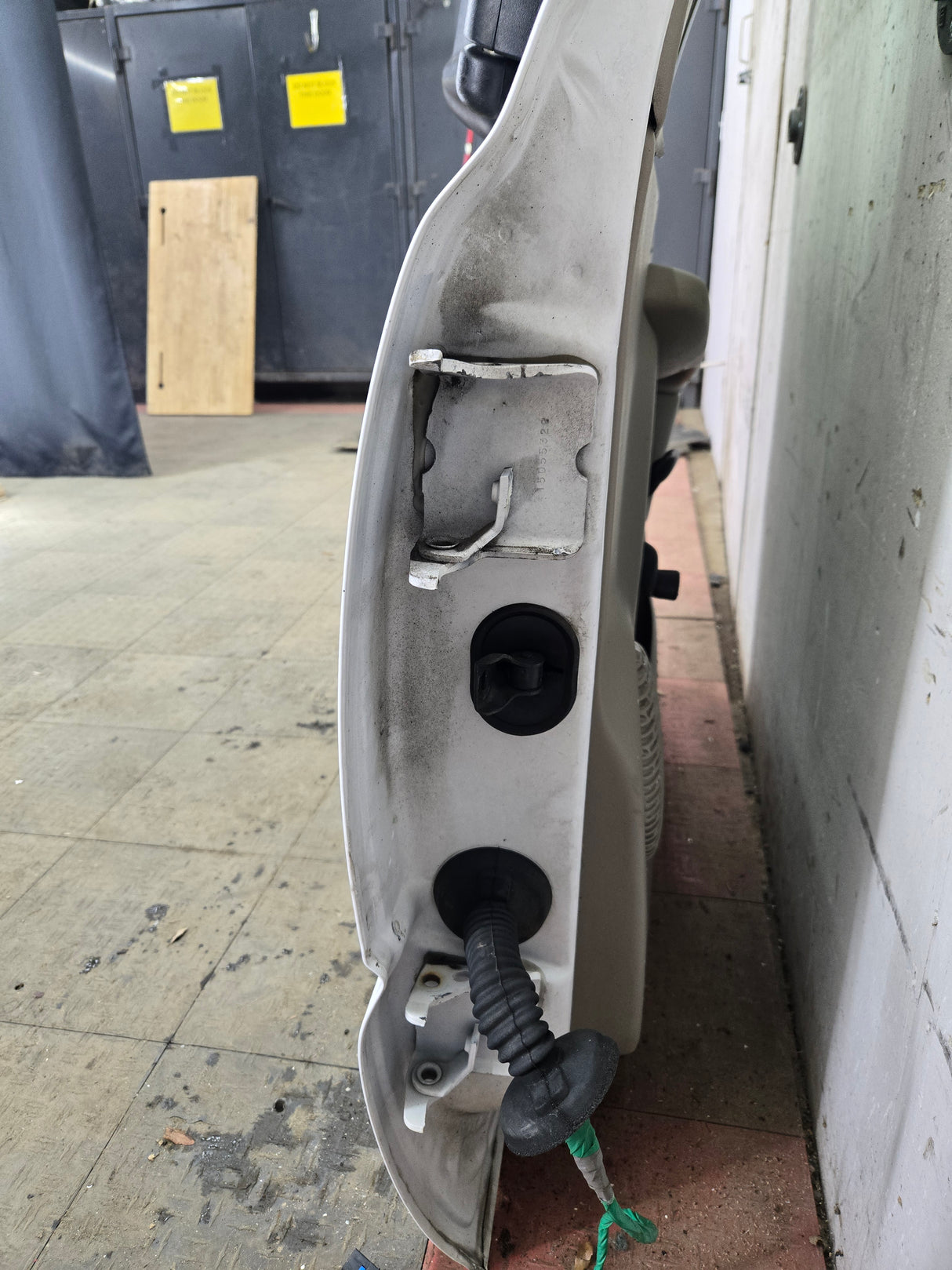 1999-2006 Chevrolet Silverado / GMC Sierra 1500 2500 3500 HD Front Passenger side Door RH