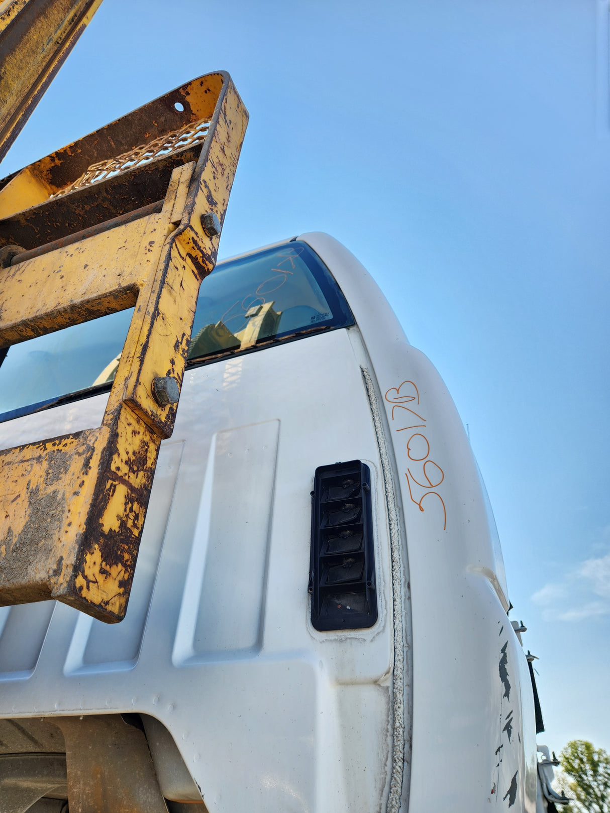 1999-2007 Chevrolet Silverado / GMC Sierra 1500 2500 HD 3500HD Regular Cab Body - Summit white