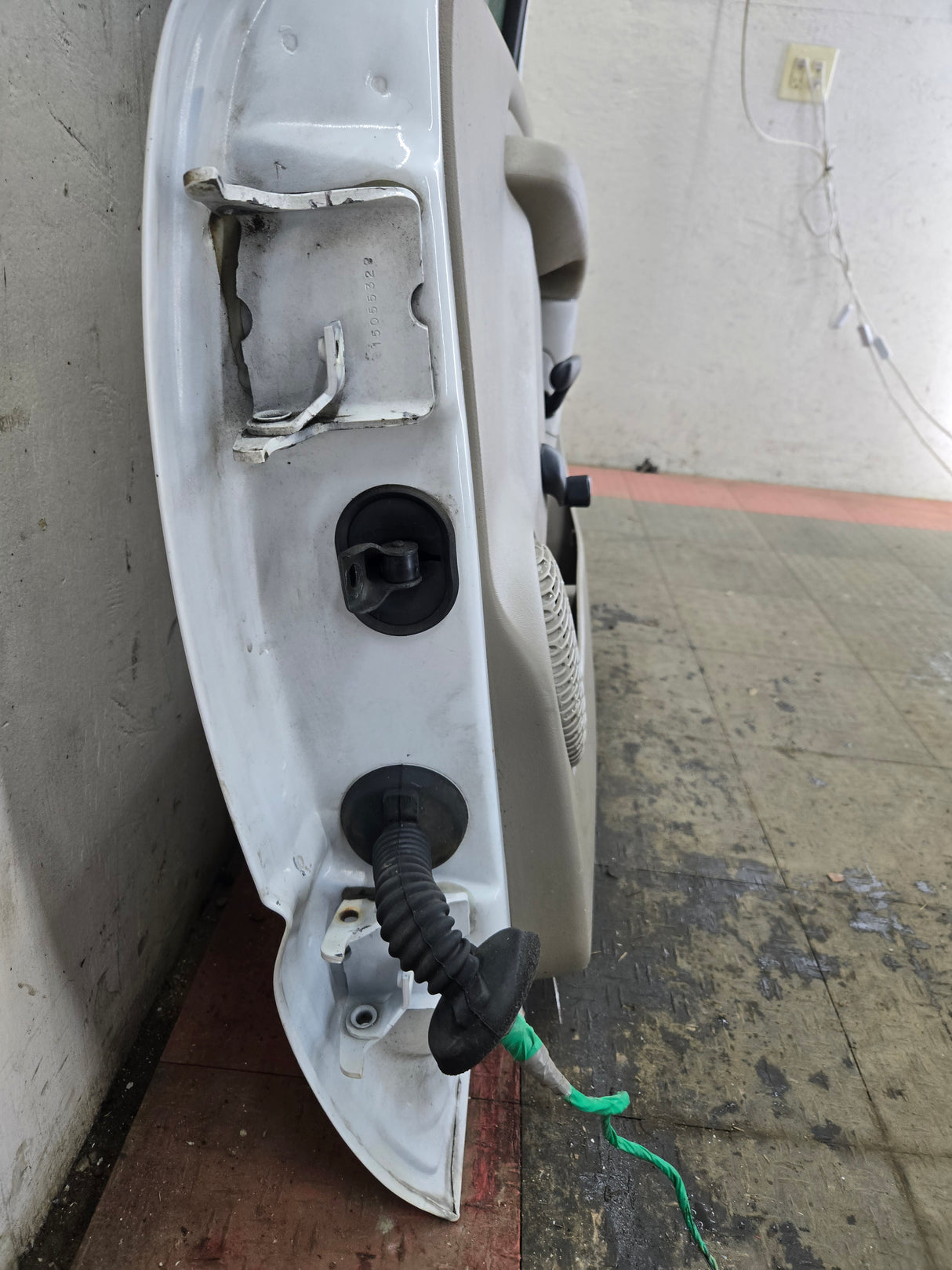 1999-2006 Chevrolet Silverado / GMC Sierra 1500 2500 3500 HD Front Passenger side Door RH