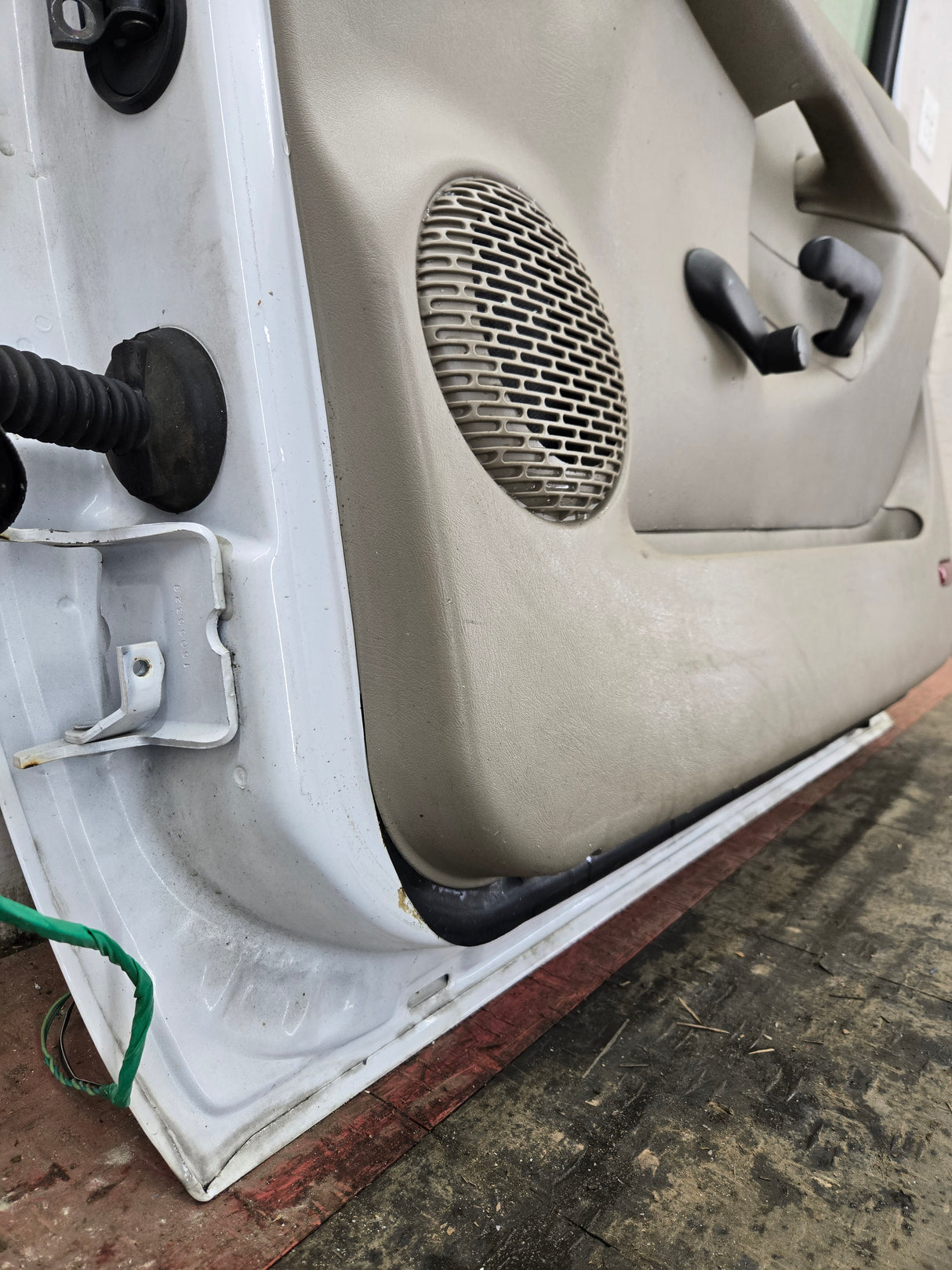 1999-2006 Chevrolet Silverado / GMC Sierra 1500 2500 3500 HD Front Passenger side Door RH