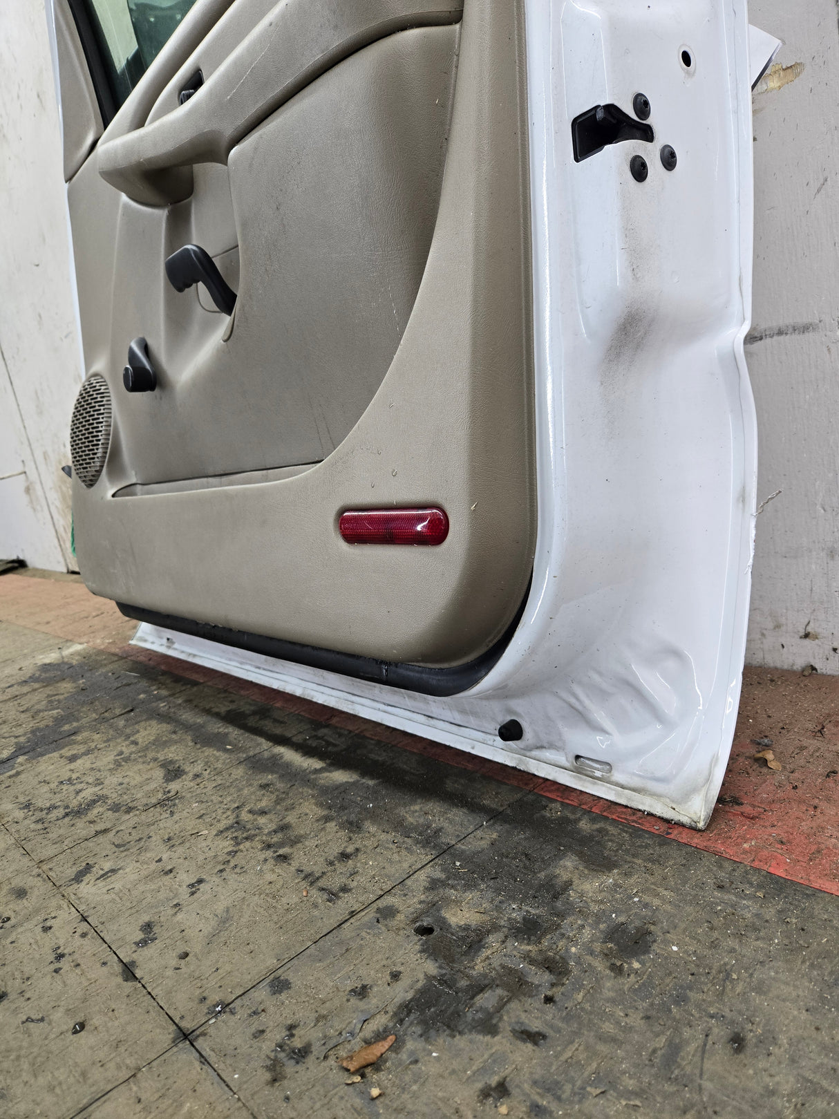 1999-2006 Chevrolet Silverado / GMC Sierra 1500 2500 3500 HD Front Passenger side Door RH