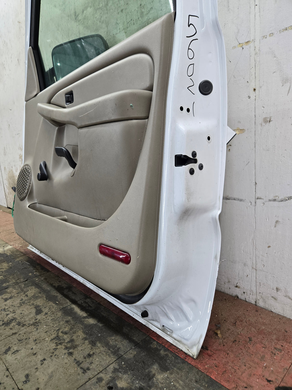 1999-2006 Chevrolet Silverado / GMC Sierra 1500 2500 3500 HD Front Passenger side Door RH