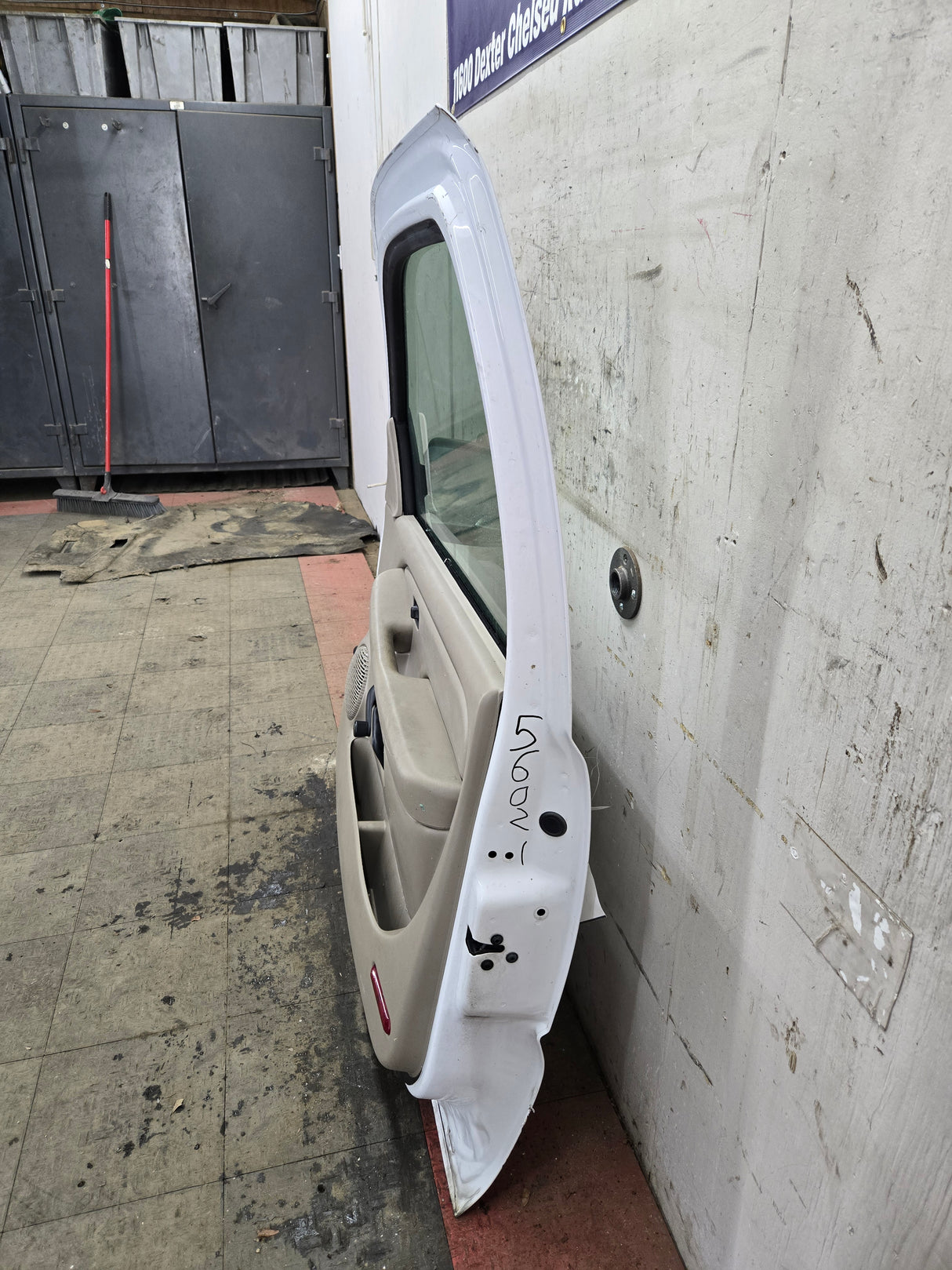 1999-2006 Chevrolet Silverado / GMC Sierra 1500 2500 3500 HD Front Passenger side Door RH