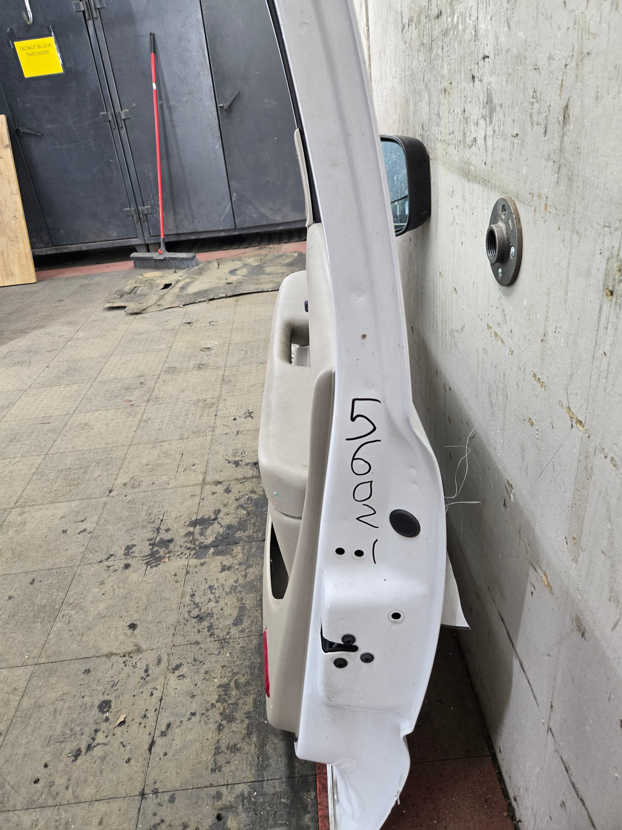 1999-2006 Chevrolet Silverado / GMC Sierra 1500 2500 3500 HD Front Passenger side Door RH