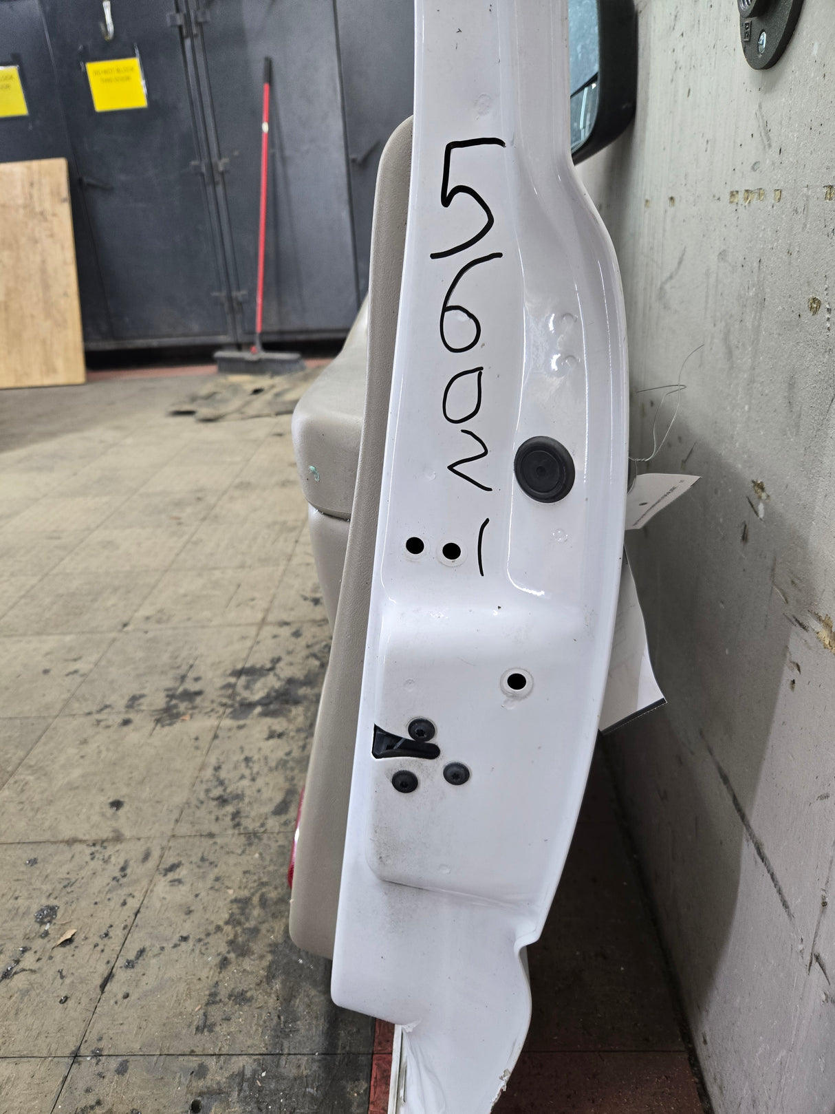 1999-2006 Chevrolet Silverado / GMC Sierra 1500 2500 3500 HD Front Passenger side Door RH