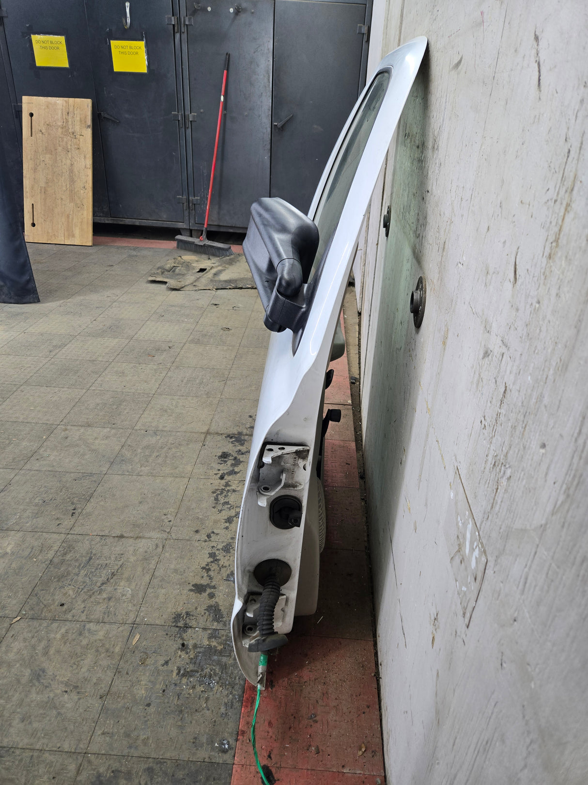 1999-2006 Chevrolet Silverado / GMC Sierra 1500 2500 3500 HD Front Passenger side Door RH