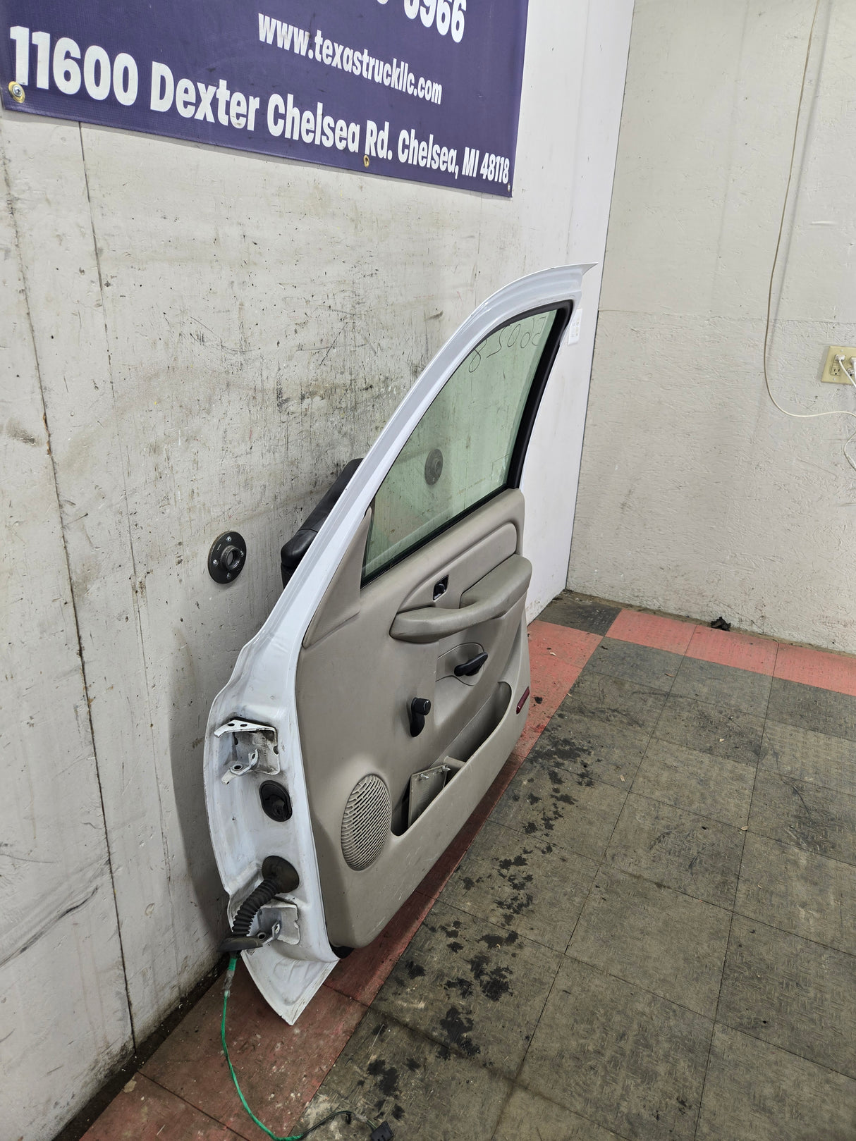 1999-2006 Chevrolet Silverado / GMC Sierra 1500 2500 3500 HD Front Passenger side Door RH