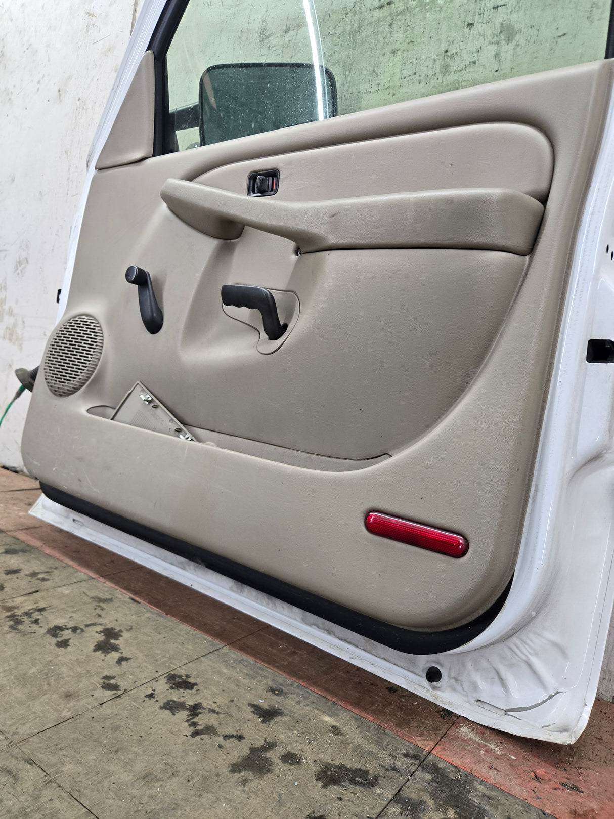 1999-2006 Chevrolet Silverado / GMC Sierra 1500 2500 3500 HD Front Passenger side Door RH