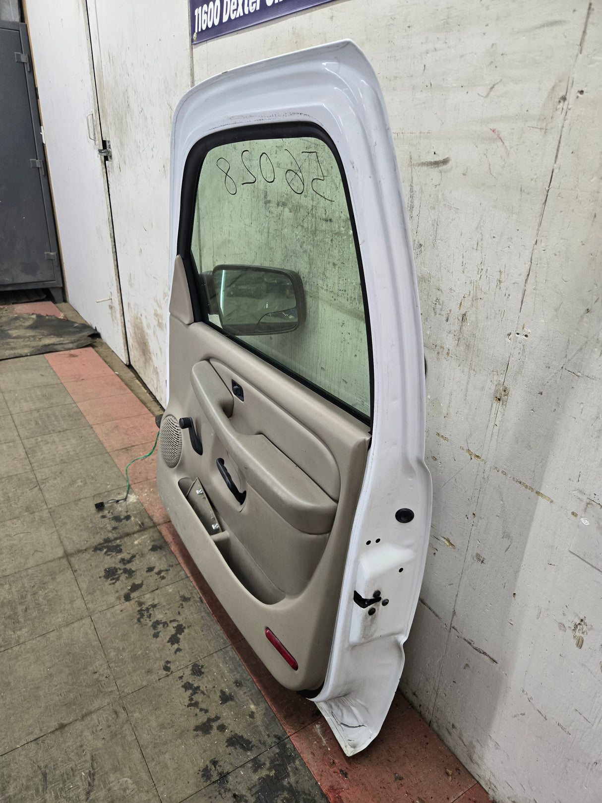 1999-2006 Chevrolet Silverado / GMC Sierra 1500 2500 3500 HD Front Passenger side Door RH