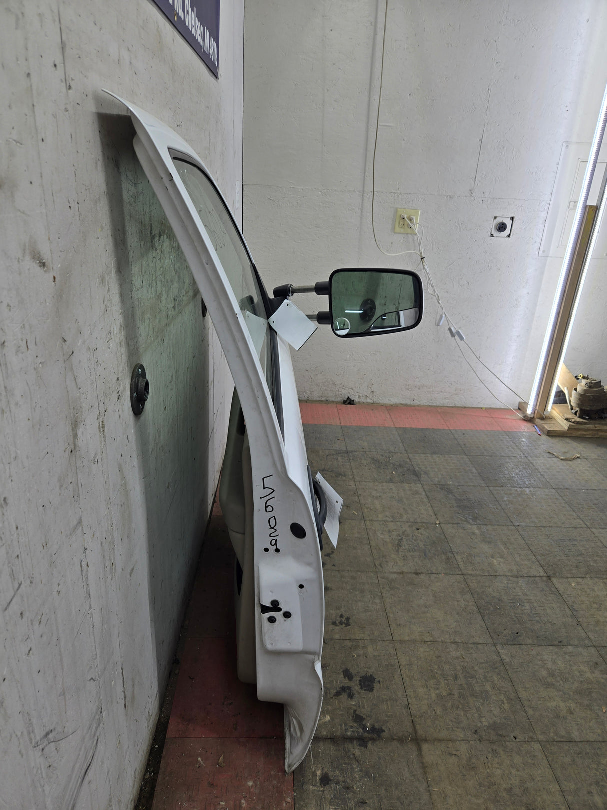 1999-2006 Chevrolet Silverado / GMC Sierra 1500 2500 3500 HD Front Passenger side Door RH - Summit White