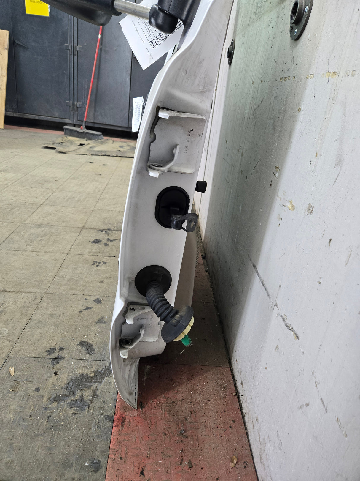 1999-2006 Chevrolet Silverado / GMC Sierra 1500 2500 3500 HD Front Passenger side Door RH - Summit White