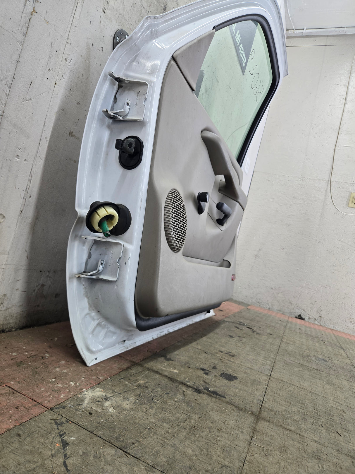 1999-2006 Chevrolet Silverado / GMC Sierra 1500 2500 3500 HD Front Passenger side Door RH - Summit White