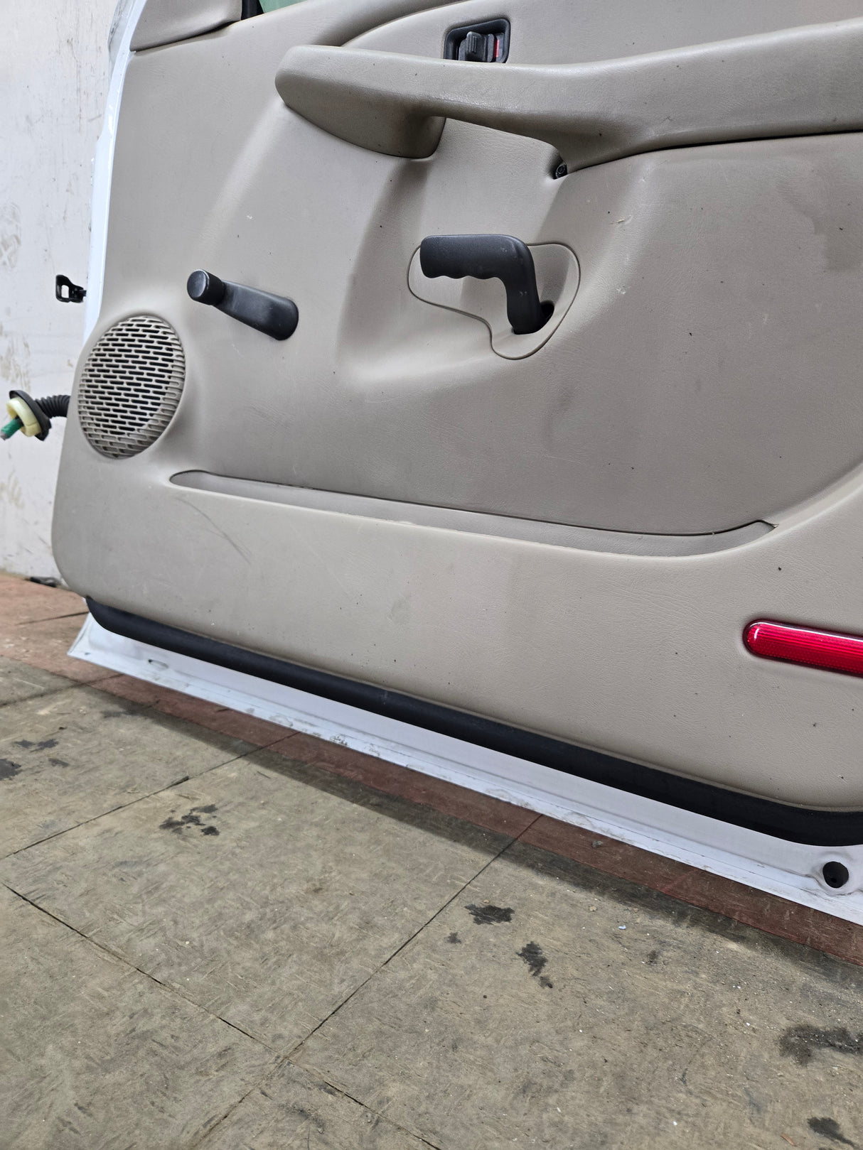 1999-2006 Chevrolet Silverado / GMC Sierra 1500 2500 3500 HD Front Passenger side Door RH - Summit White