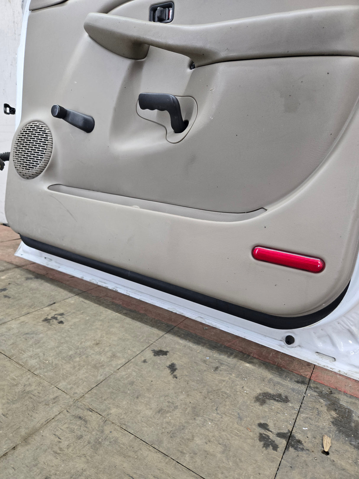 1999-2006 Chevrolet Silverado / GMC Sierra 1500 2500 3500 HD Front Passenger side Door RH - Summit White