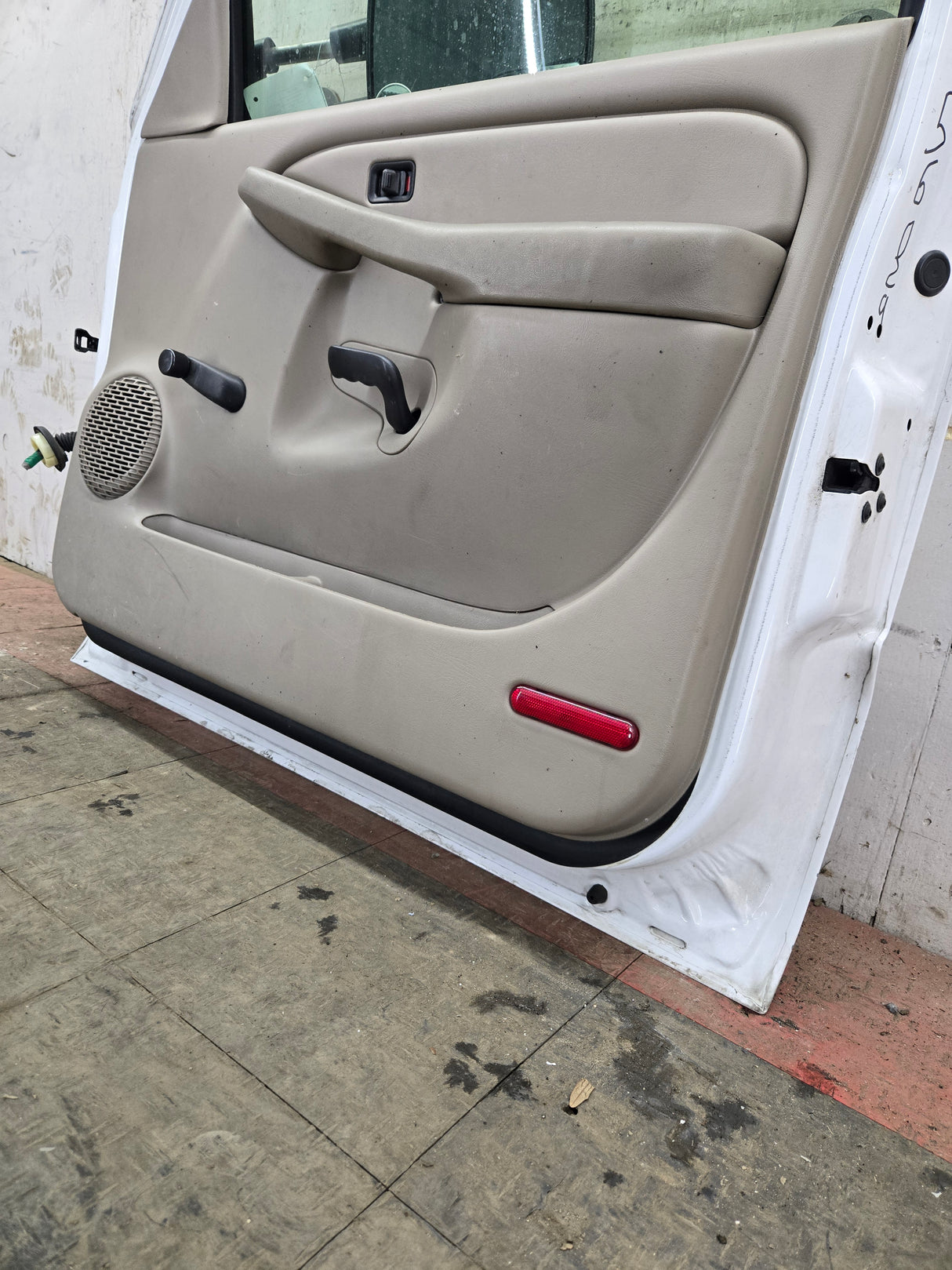 1999-2006 Chevrolet Silverado / GMC Sierra 1500 2500 3500 HD Front Passenger side Door RH - Summit White