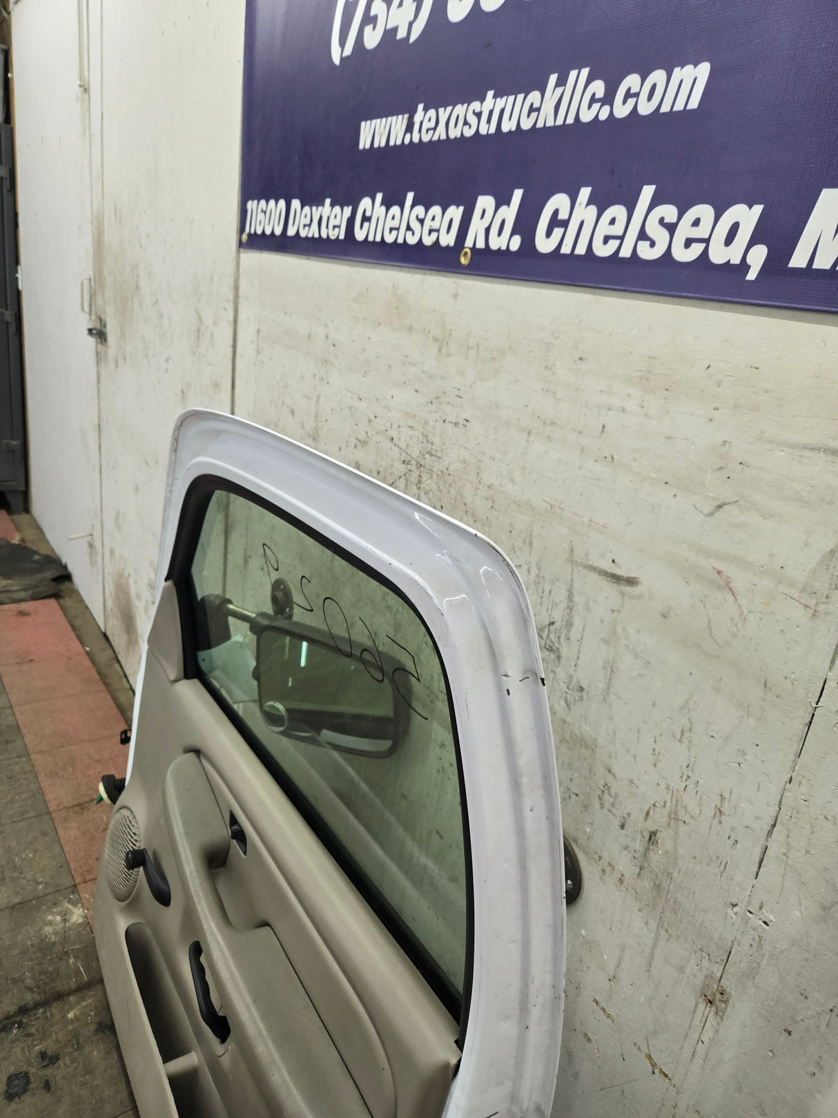 1999-2006 Chevrolet Silverado / GMC Sierra 1500 2500 3500 HD Front Passenger side Door RH - Summit White