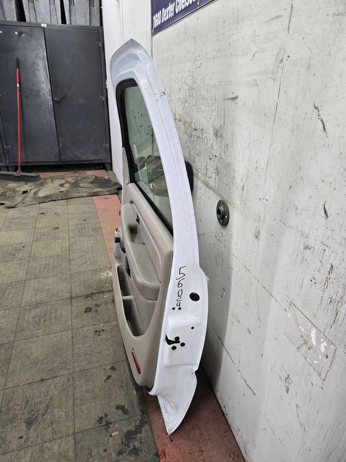 1999-2006 Chevrolet Silverado / GMC Sierra 1500 2500 3500 HD Front Passenger side Door RH - Summit White