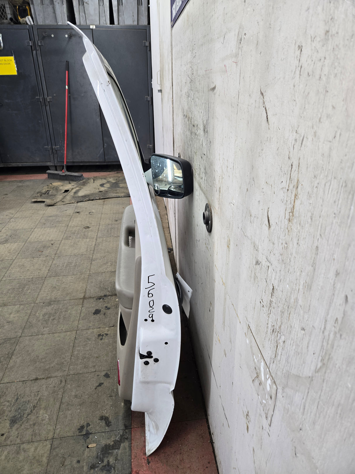 1999-2006 Chevrolet Silverado / GMC Sierra 1500 2500 3500 HD Front Passenger side Door RH - Summit White