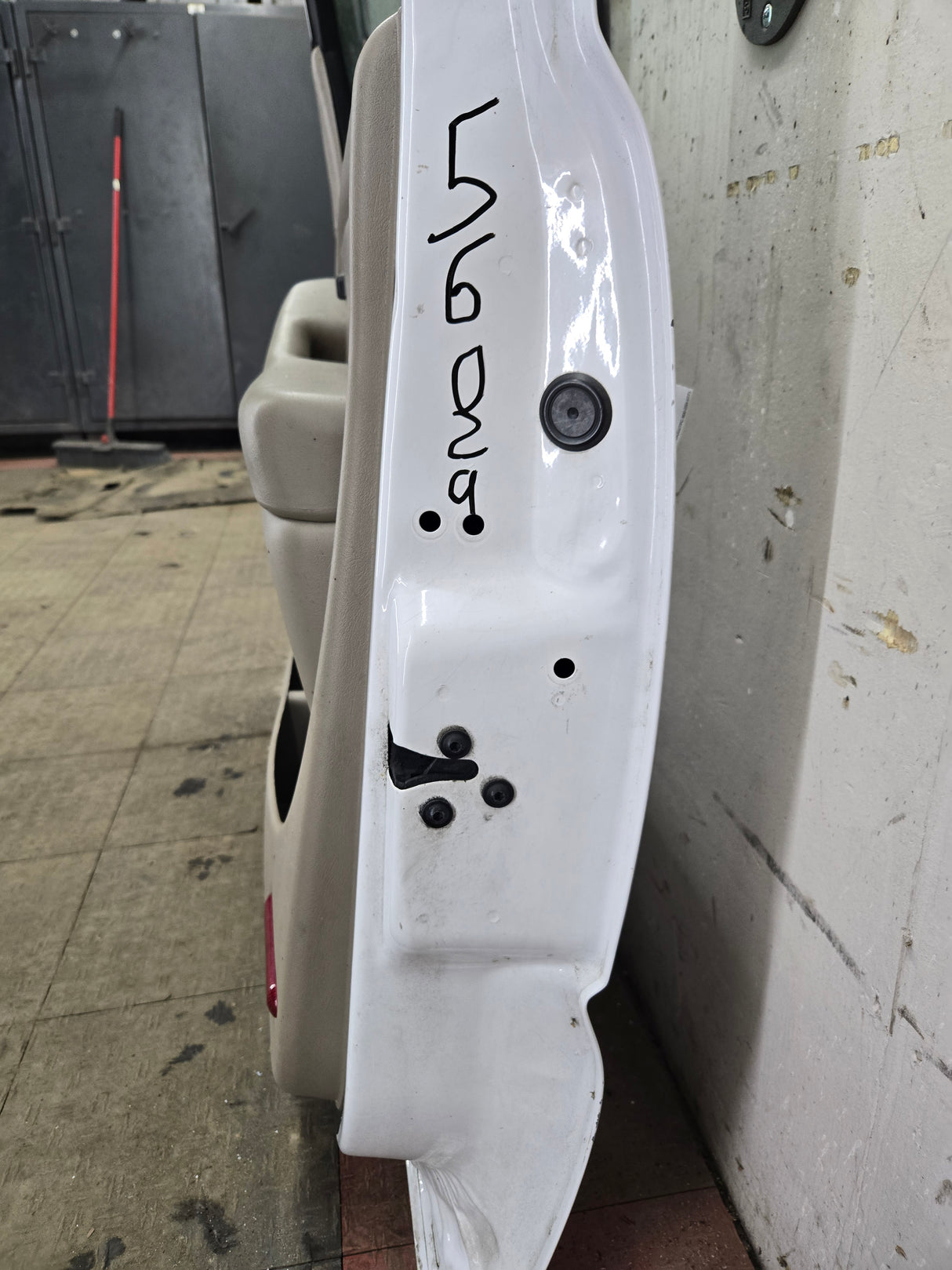 1999-2006 Chevrolet Silverado / GMC Sierra 1500 2500 3500 HD Front Passenger side Door RH - Summit White