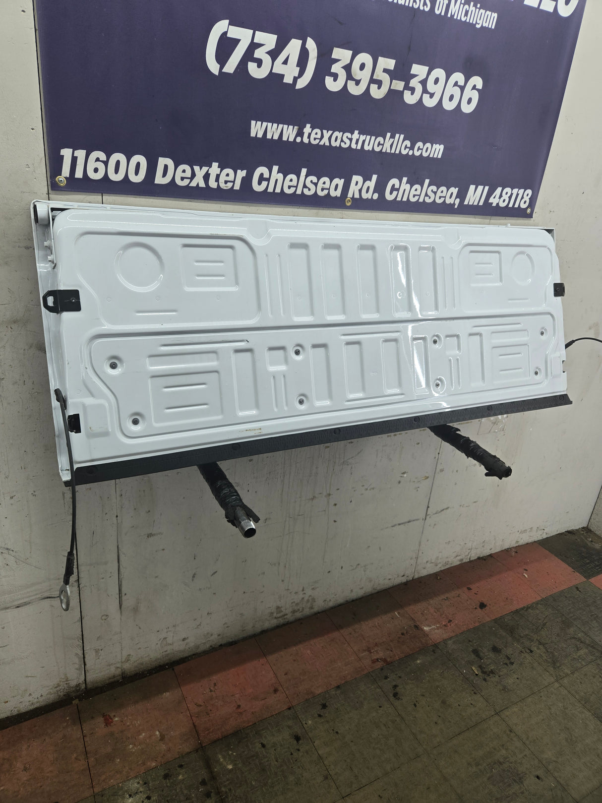 2023-2025 Ford Super Duty F250 F350 F450 F550 Tailgate - Oxford White NEW TAKE OFF