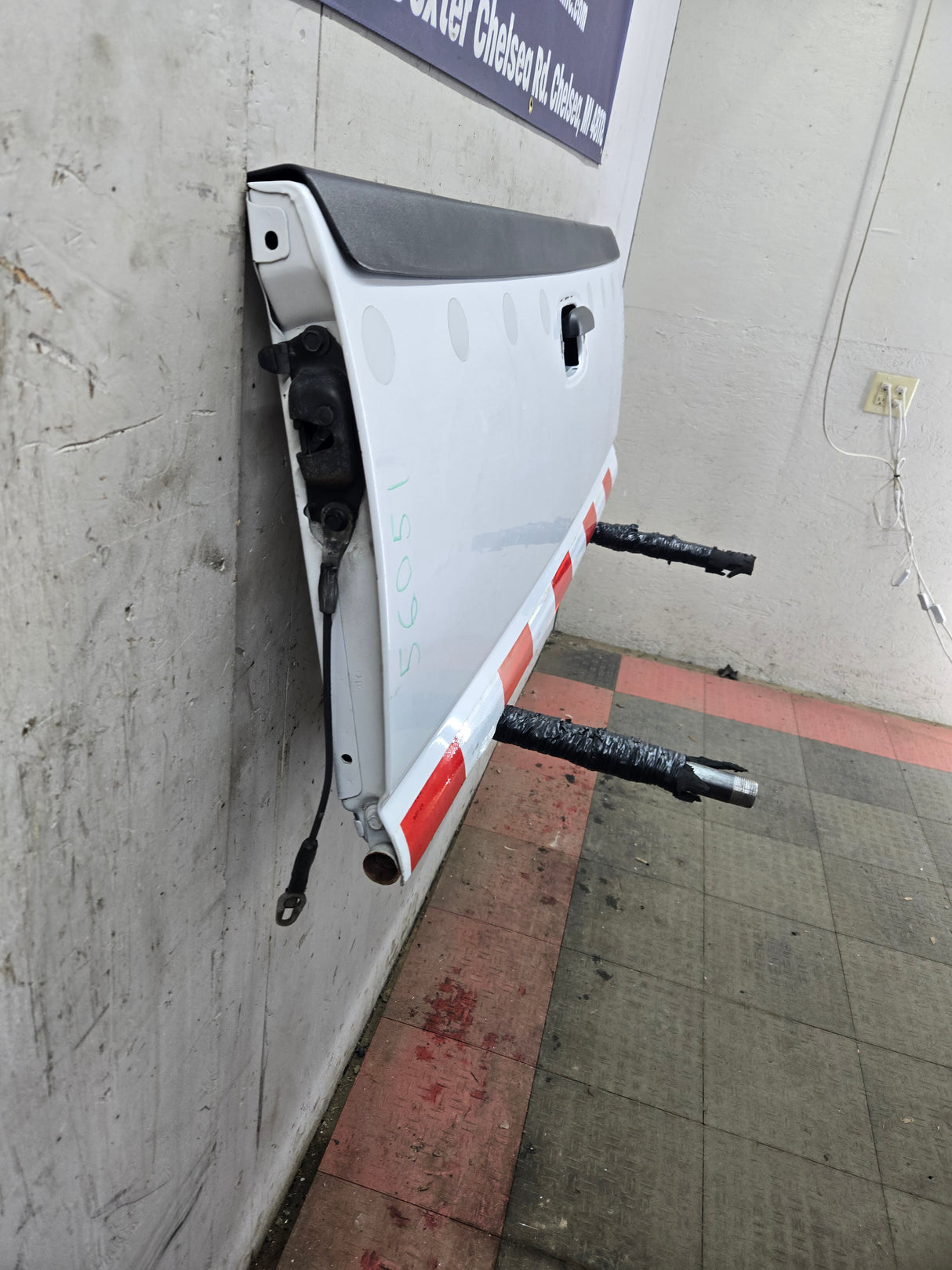 1999-2007 Chevrolet Silverado / GMC Sierra 1500 2500 3500 Tailgate - White