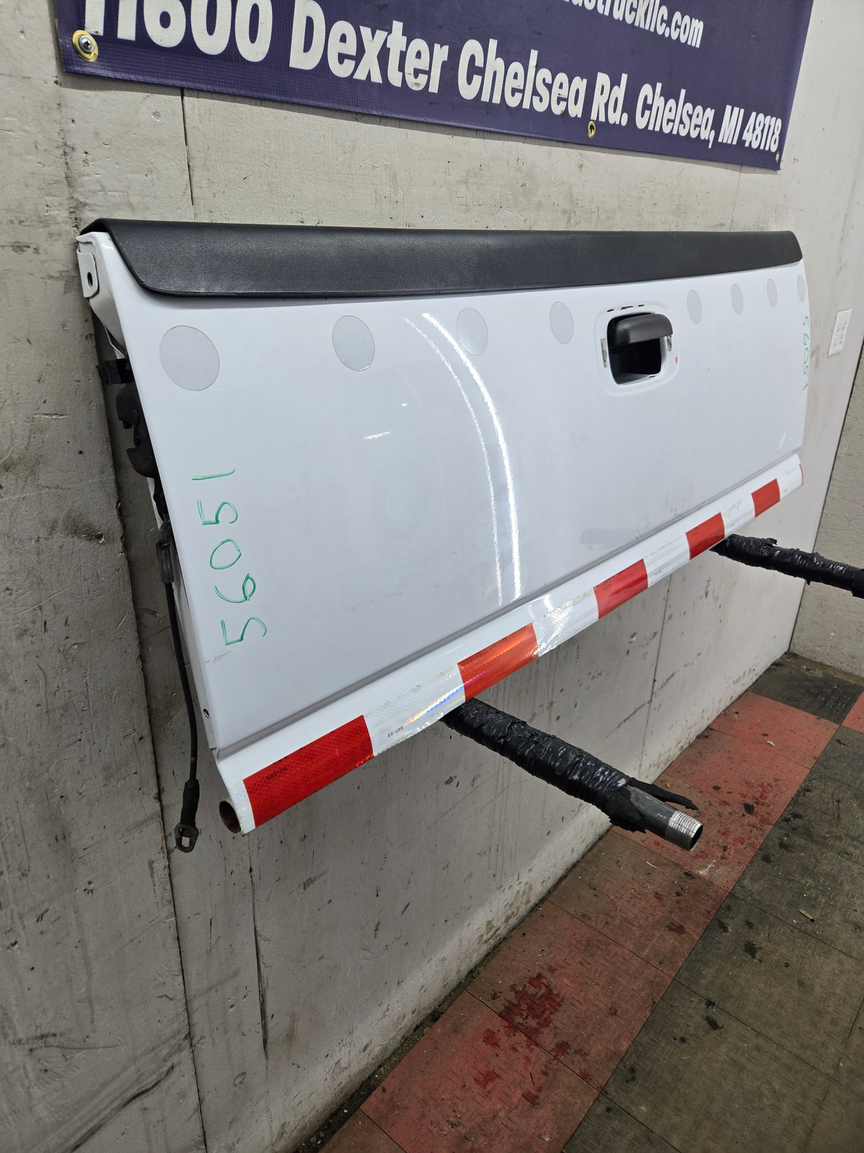 1999-2007 Chevrolet Silverado / GMC Sierra 1500 2500 3500 Tailgate - White