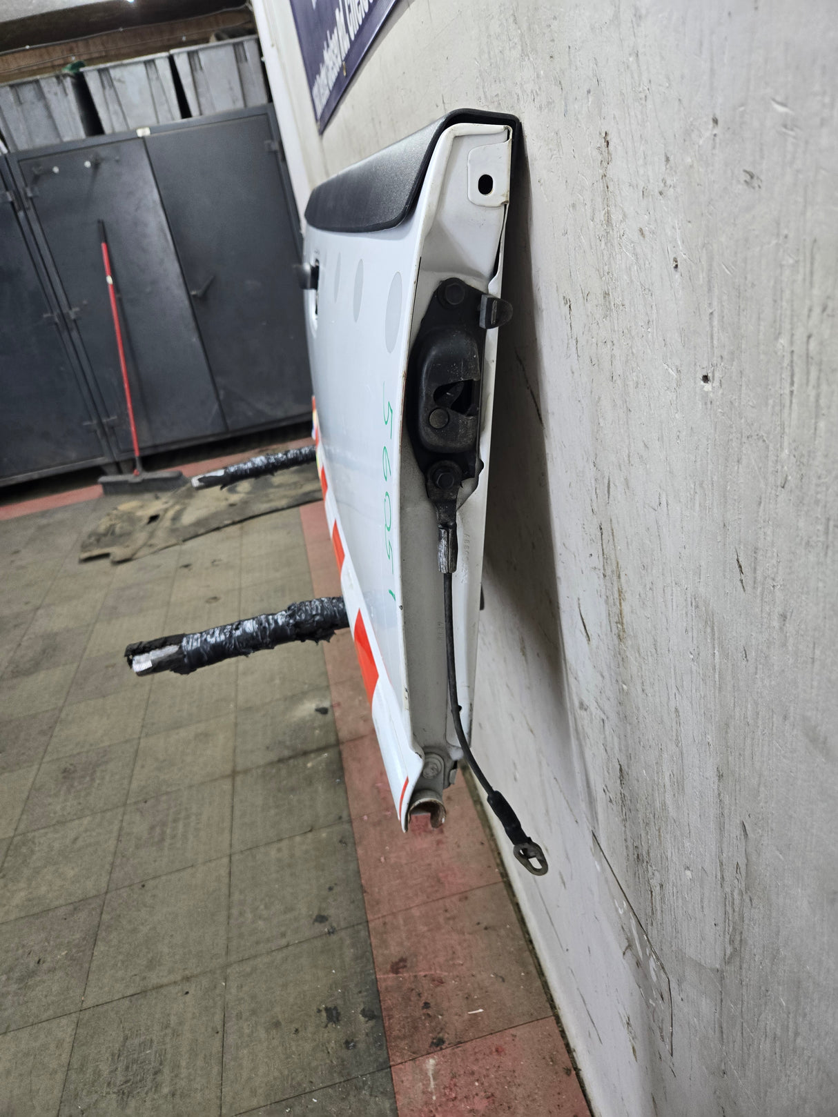 1999-2007 Chevrolet Silverado / GMC Sierra 1500 2500 3500 Tailgate - White