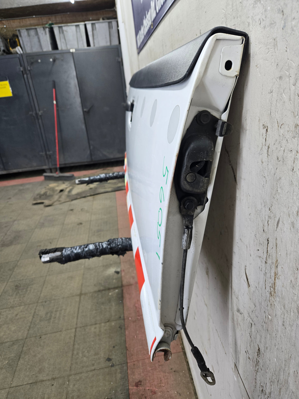 1999-2007 Chevrolet Silverado / GMC Sierra 1500 2500 3500 Tailgate - White