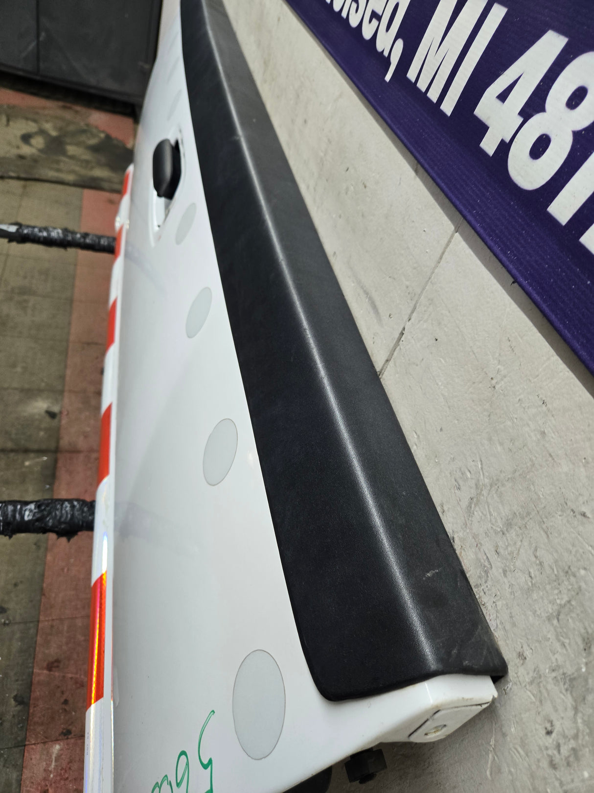 1999-2007 Chevrolet Silverado / GMC Sierra 1500 2500 3500 Tailgate - White