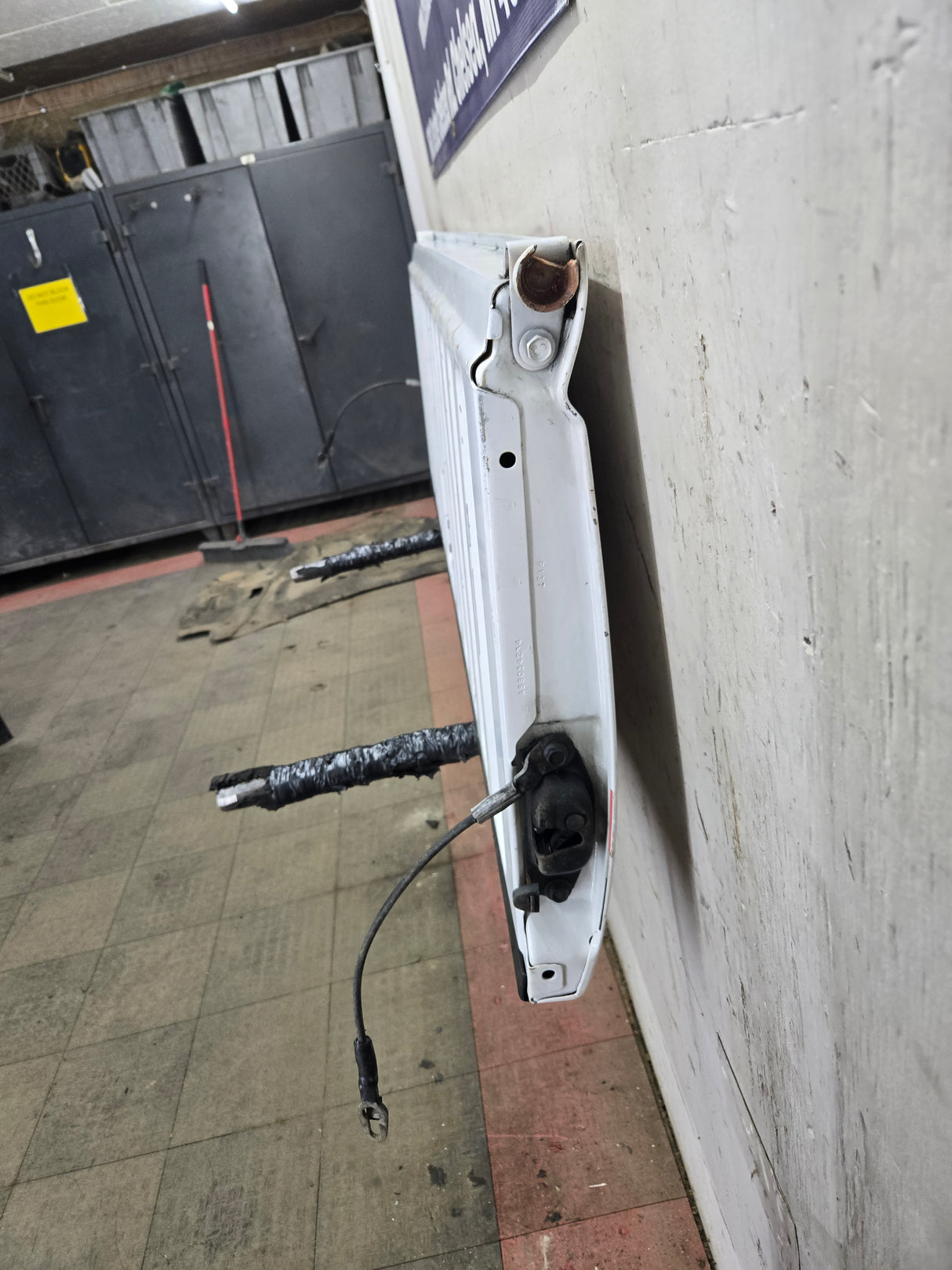 1999-2007 Chevrolet Silverado / GMC Sierra 1500 2500 3500 Tailgate - White