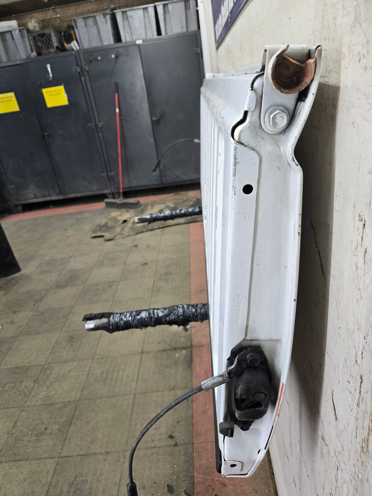 1999-2007 Chevrolet Silverado / GMC Sierra 1500 2500 3500 Tailgate - White