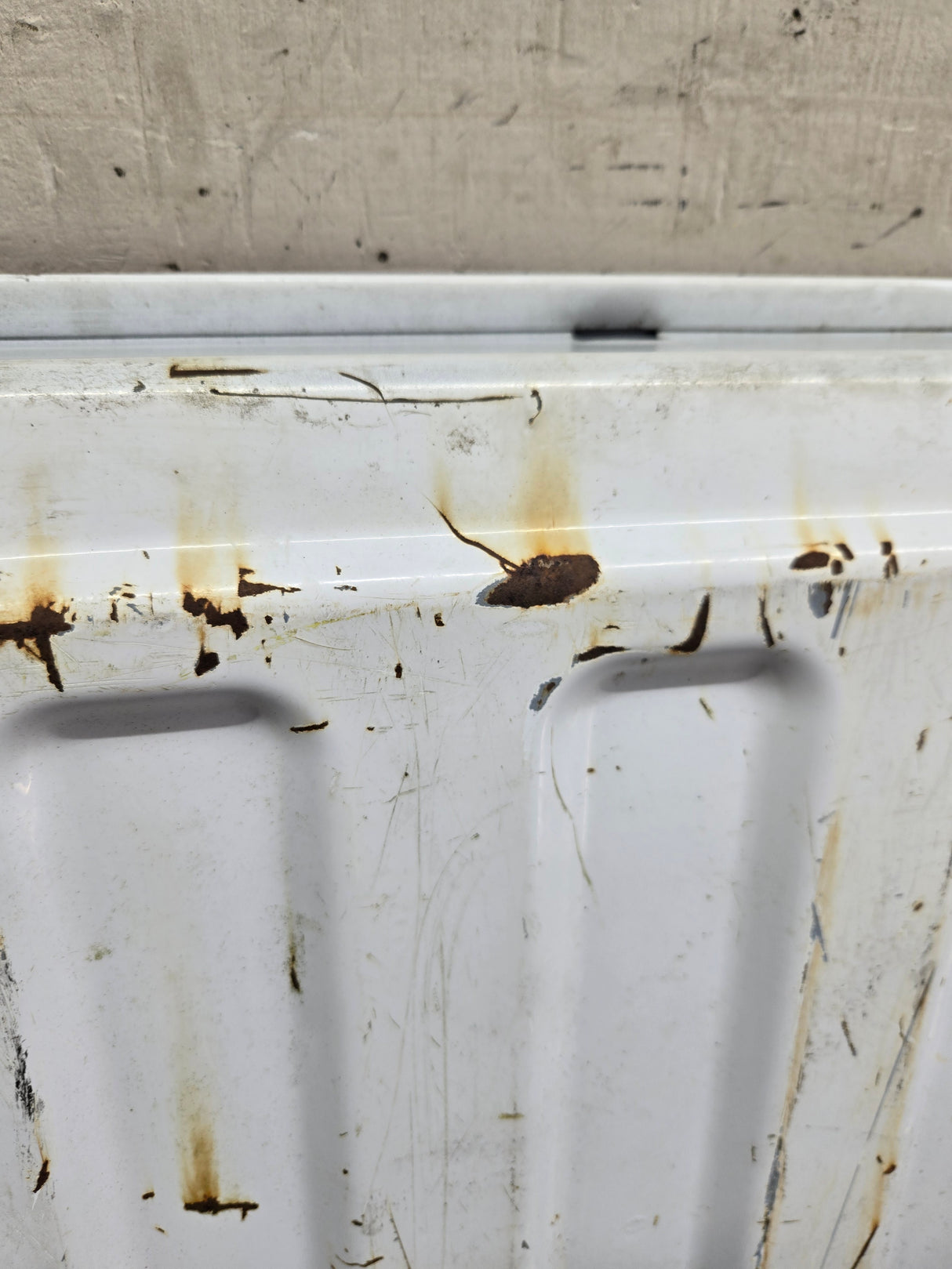 1999-2007 Chevrolet Silverado / GMC Sierra 1500 2500 3500 Tailgate - White