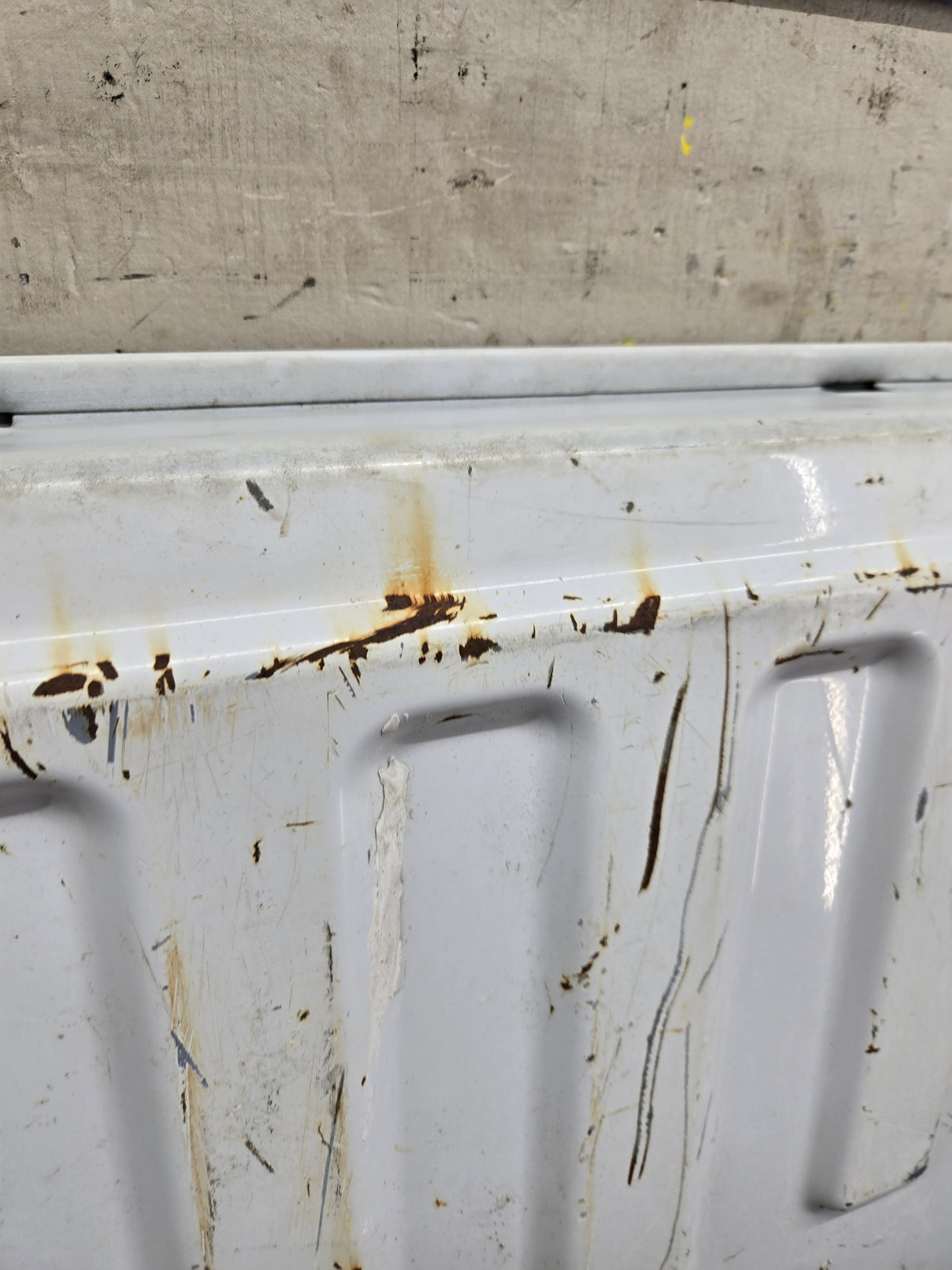 1999-2007 Chevrolet Silverado / GMC Sierra 1500 2500 3500 Tailgate - White